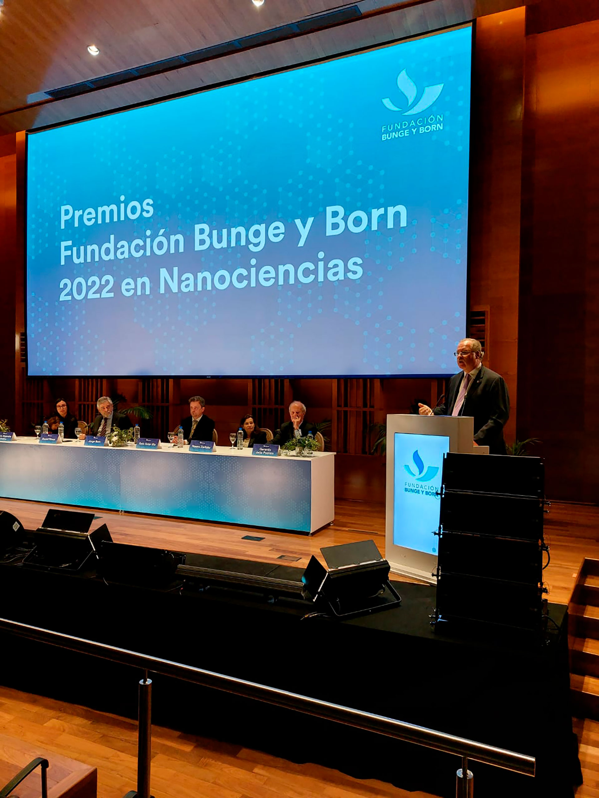 Sentados junto a los premiados en la mesa central estaban: Jorge Born, Gerardo della Paolera y Noemí Zaritzky / (Cortesía: Premios Científicos Fundación Bunge y Born 2022)