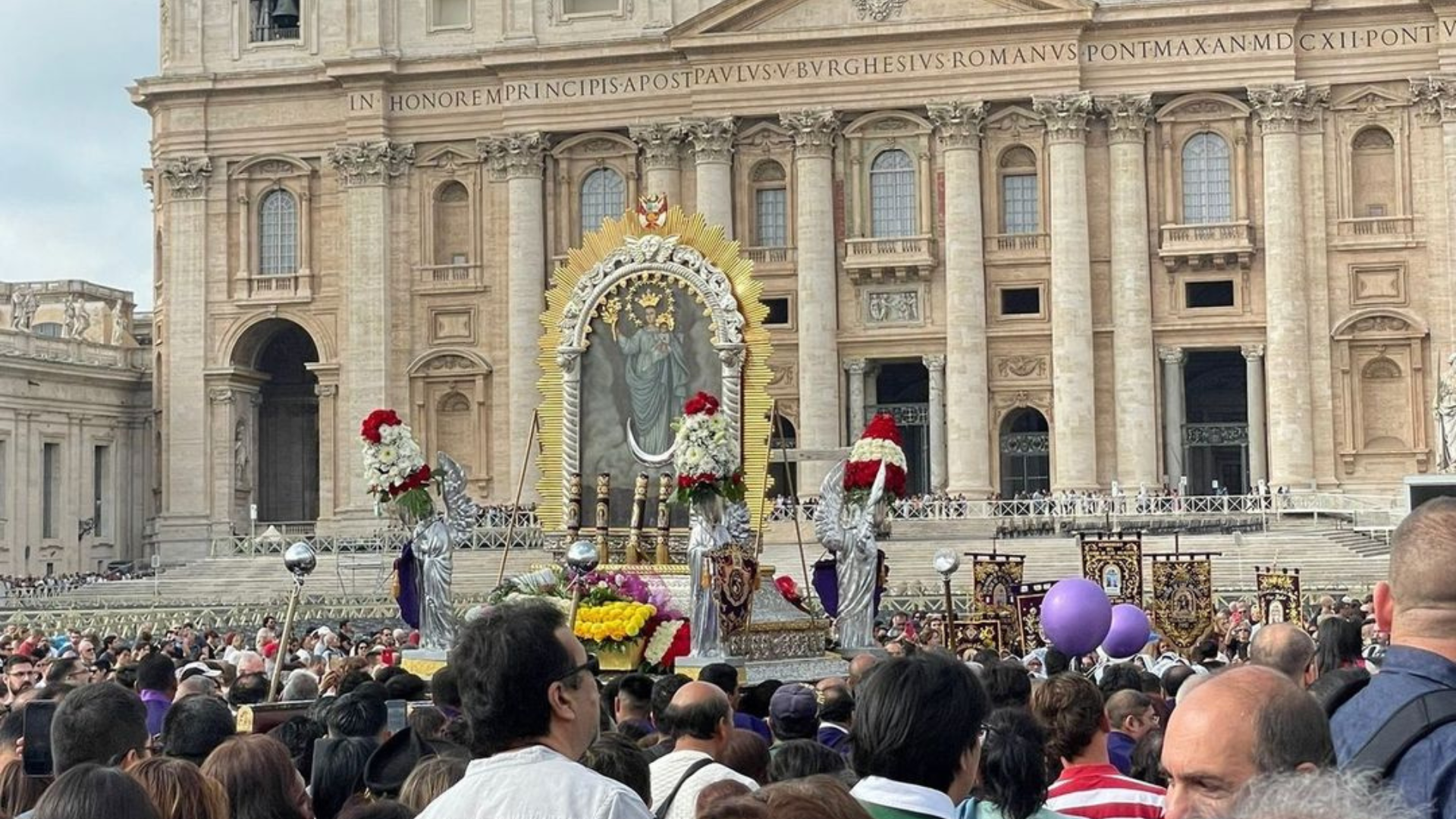 Señor de los Milagros llegó al Vaticano y recibió el saludo del Papa Francisco
