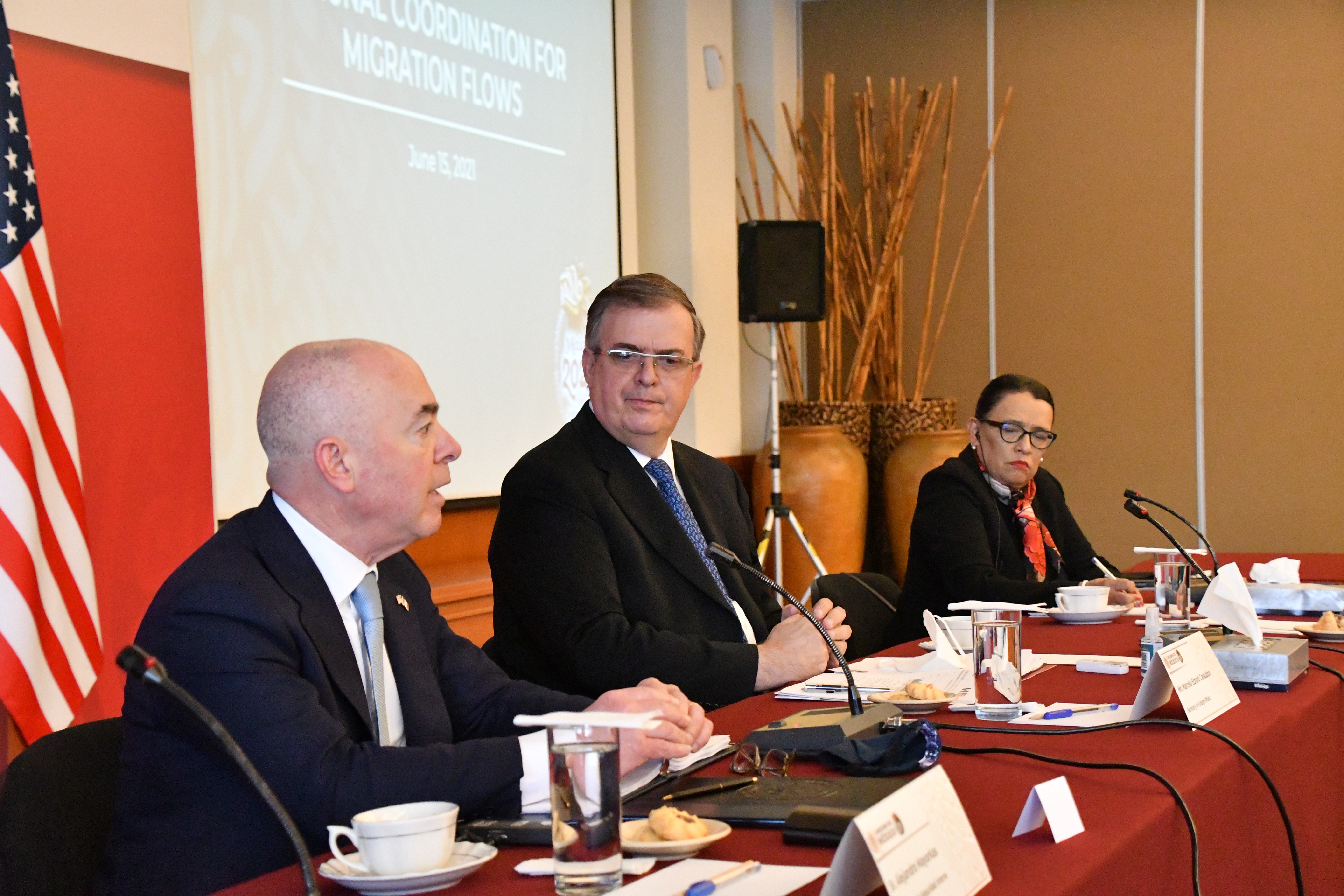 Mayorkas y Ebrard durante una reunión en CDMX (Foto: Reuters)