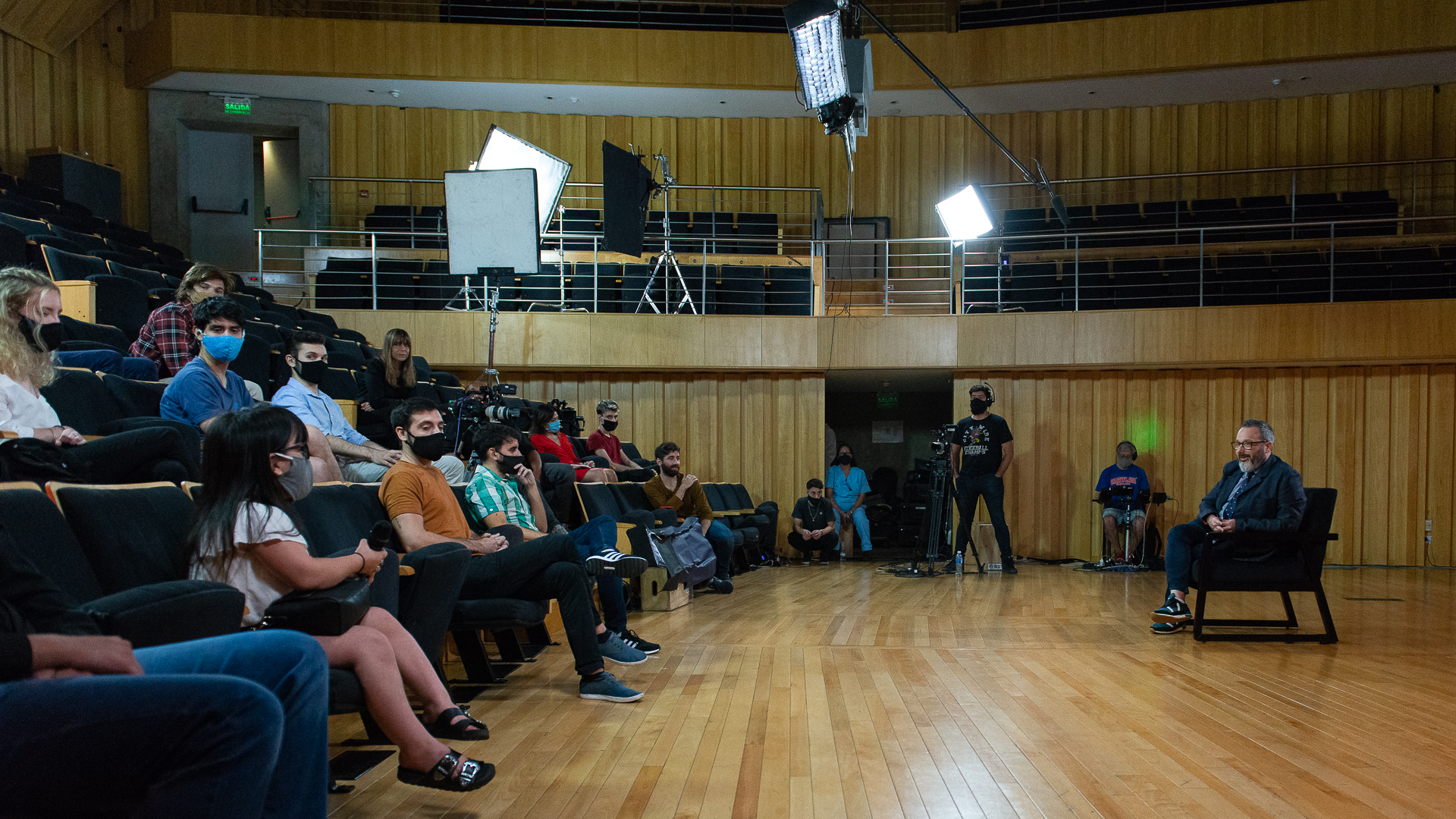 "Hay que ir al laburo con pasión, con ganas de aprender y con menos prejuicios, ni esto es tan genial ni lo otro es tan malo", contesta a uno de los estudiantes.
