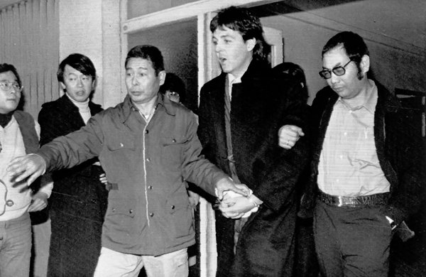 En enero de 1980 Paul McCartney fue detenido en Tokio por posesión de media libra de marihuana. 
Fotos: @elautobus885
