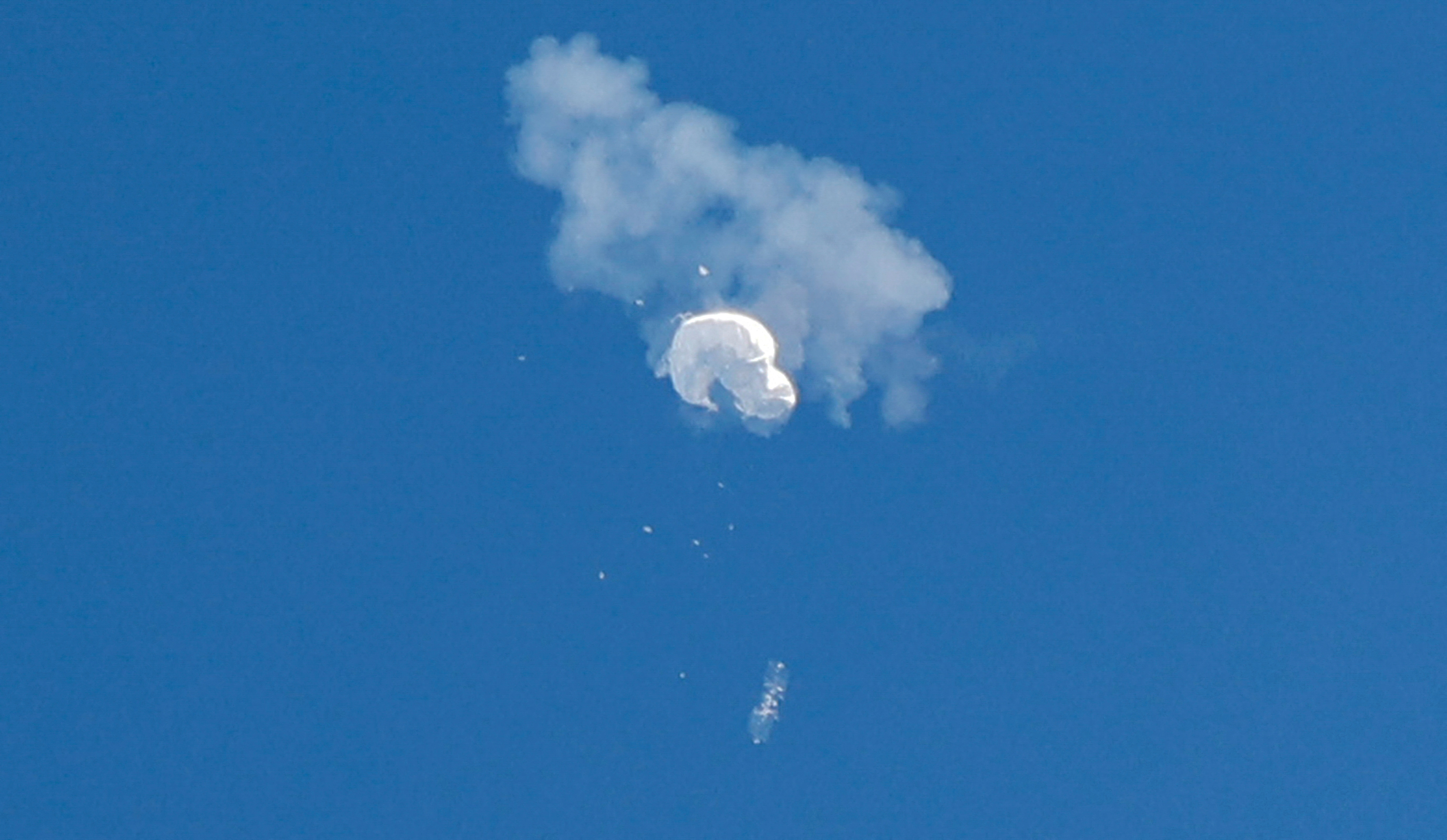 El momento en el que el globo es destruido por un avión de combate (REUTERS/Randall Hill)