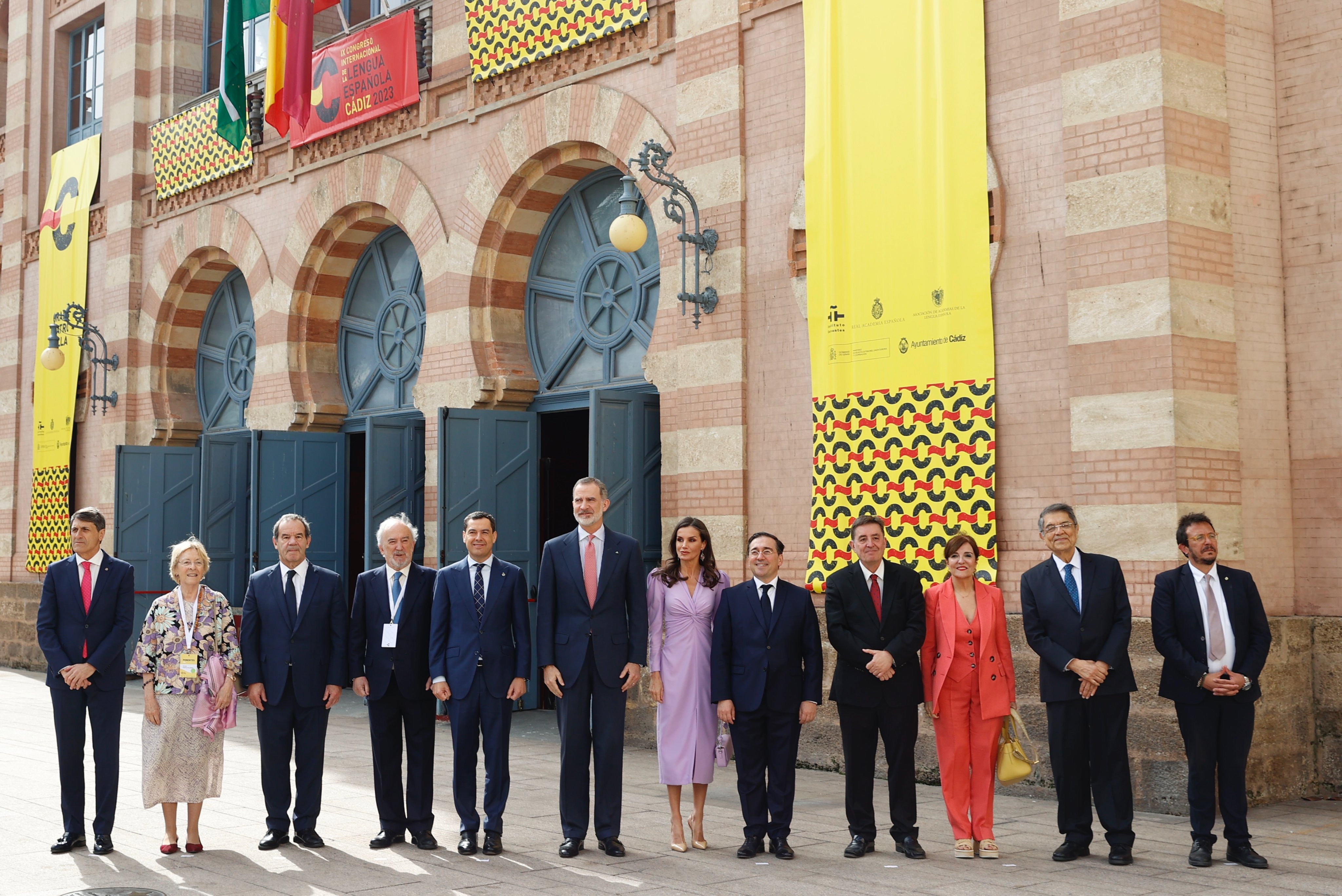 Los Reyes, a su llegada a Cádiz para asistir a los actos con motivo de la inauguración del IX Congreso Internacional de la Lengua Española (Casa de S.M. el Rey)