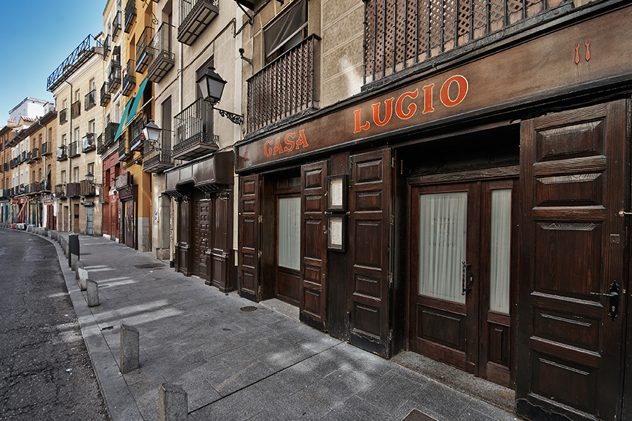 Puerta del restaurante Casa Lucio, en la calle de la Cava Baja (Web de Casa Lucio)