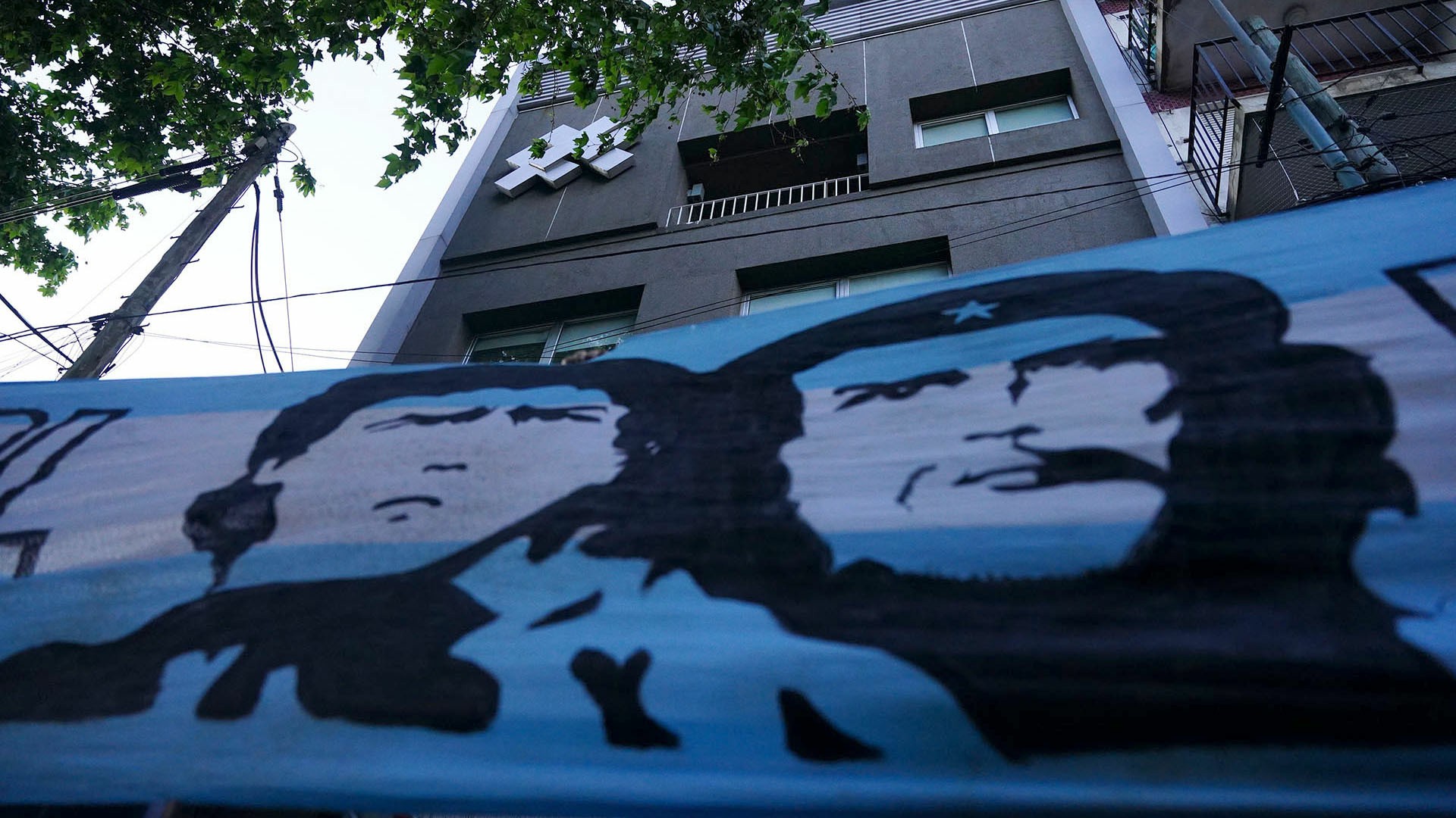El Che Guevara y Maradona, en la bandera apostada frente a la Clínica Olivos