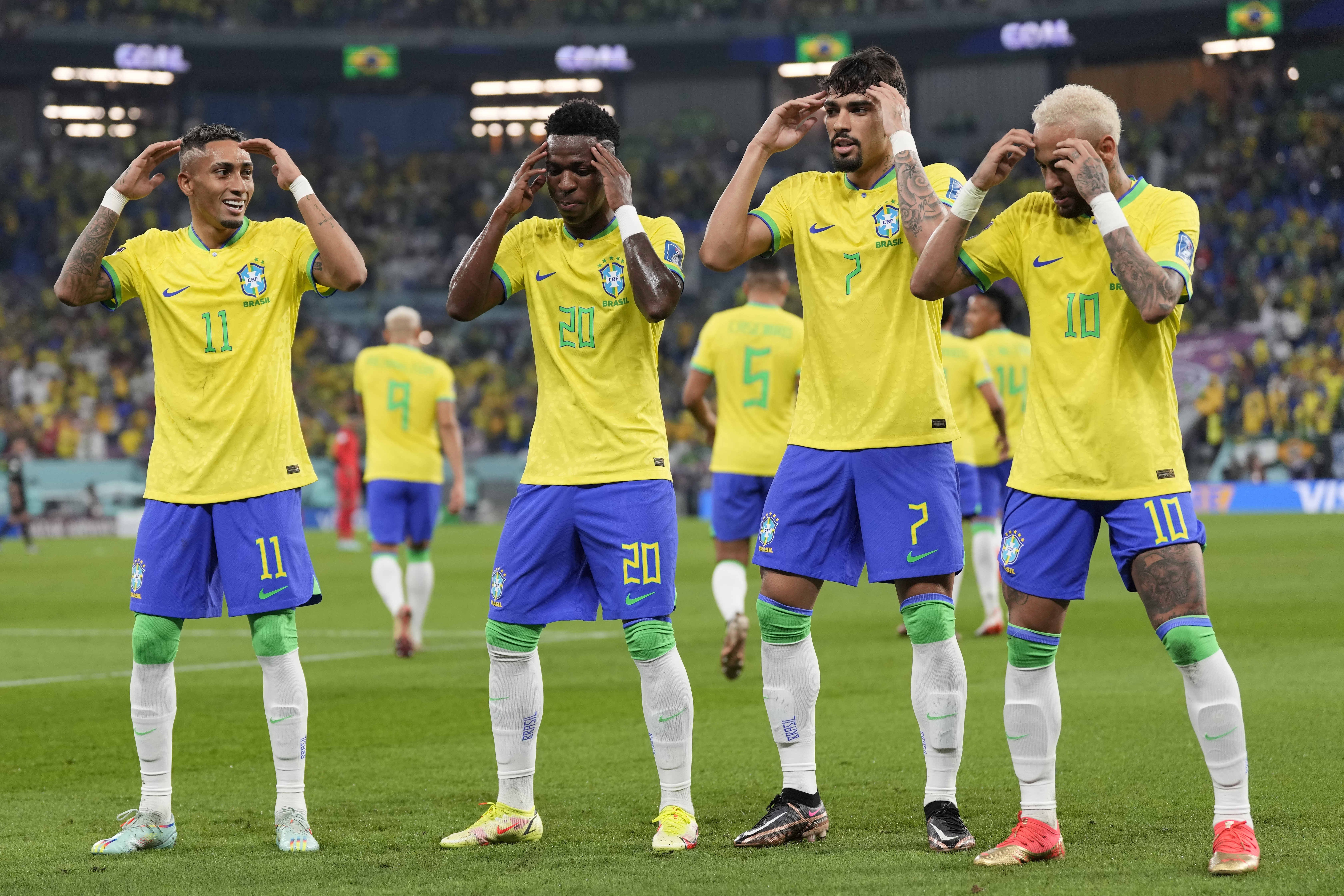 Raphinha, Vinicius Junior, Lucas Paquetá y Neymar celebran el grito del delantero del Real Madrid que abrió la cuenta para Brasil (AP Foto/Jin-Man Lee)
