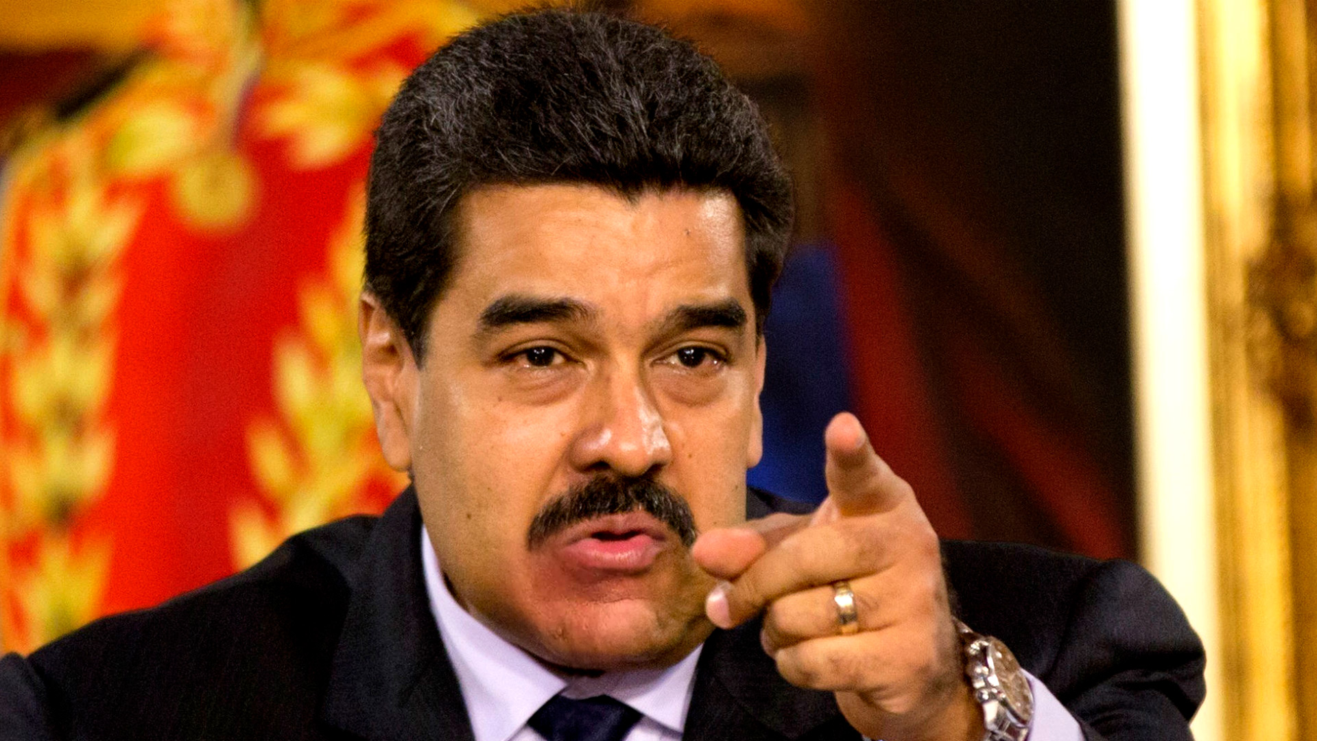 Nicolás Maduro señala con gesto adusto durante un discurso