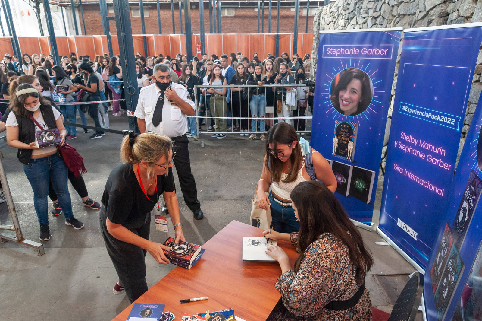 Shelby Mahurin se tomó fotos con todos sus lectores en la Feria del Libro de Buenos Aires.  (Foto: Patricio Pidal. Cortesía: Editorial Urano)
