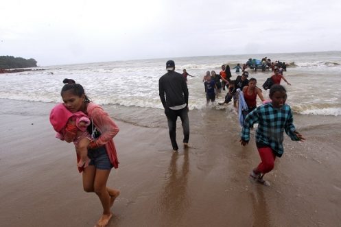 Venezolanos, en su mayoría menores de edad, entrando a territorio de Trinidad y Tobago 