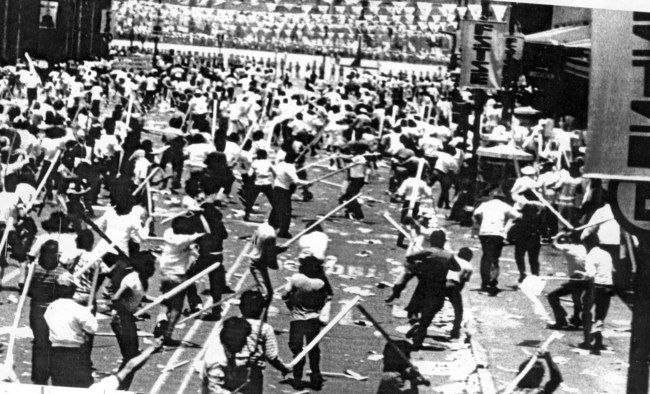 Los palos largos que utilizaron los "halcones" en la represión estudiantil de 1971, indicaron parte de su formación en artes marciales (Foto: Twitter/@G__Farell)