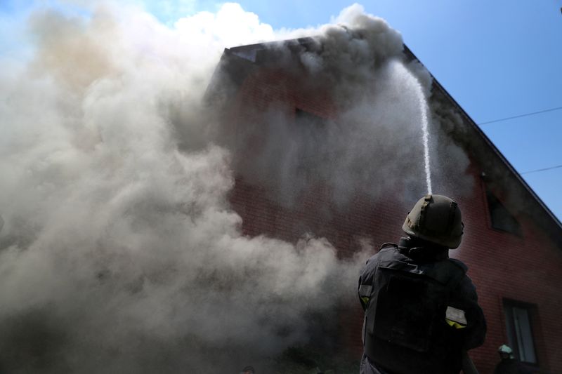 Un bombero trabaja tras un ataque militar, en medio del ataque de Rusia a Ucrania, en las afueras de Járkov, Ucrania. 9 de junio de 2022. REUTERS/Iván Alvarado