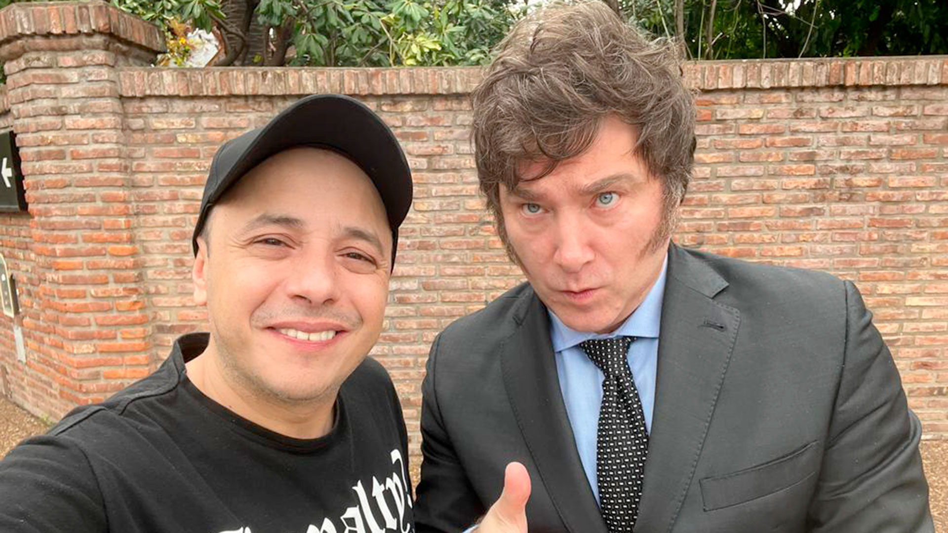 El Dipy and Javier Milei pose for the photo with which they announced their electoral agreement
