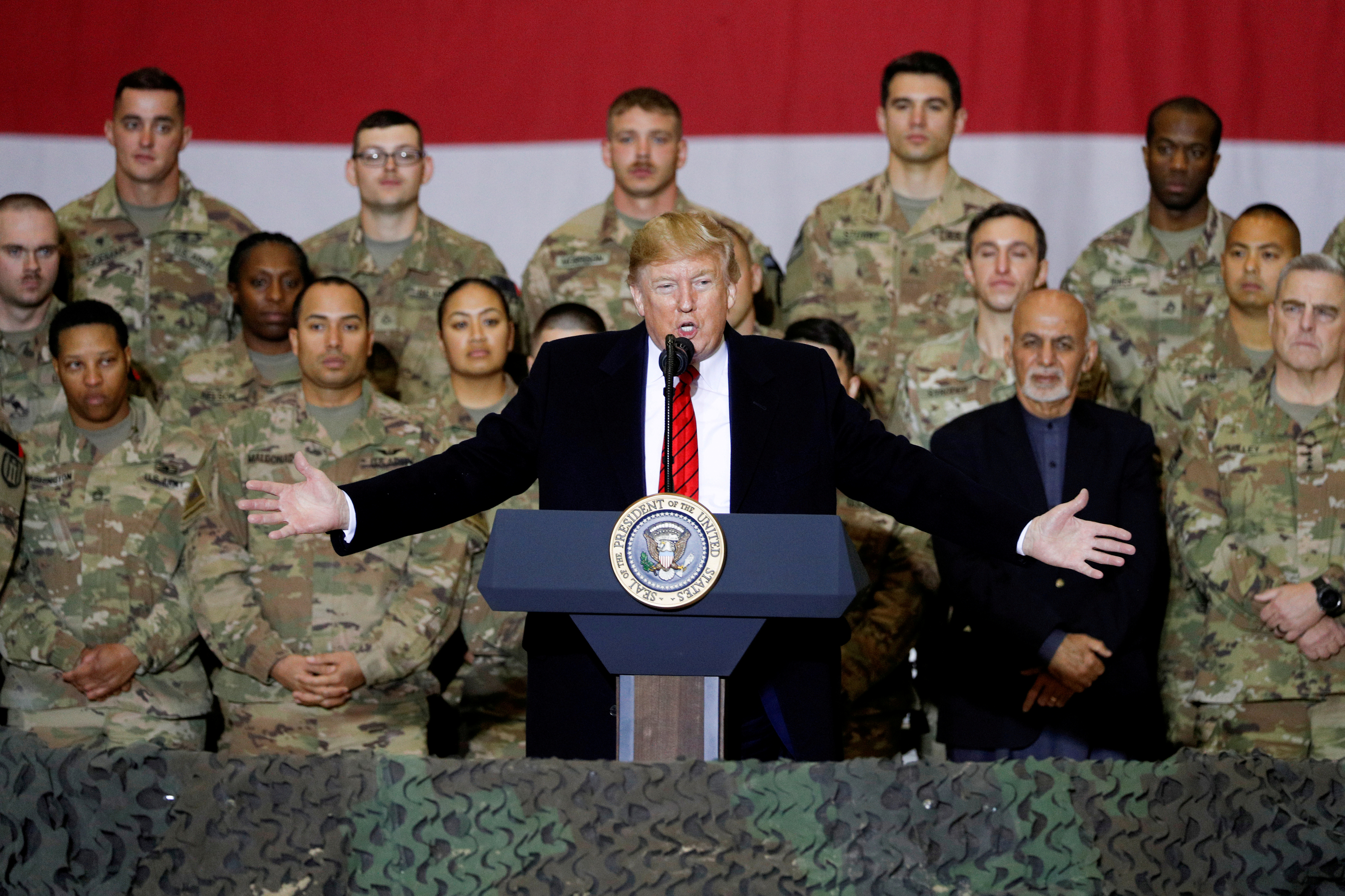 Donald Trump junto a tropas estadounidenses. REUTERS/Tom Brenner/File Photo