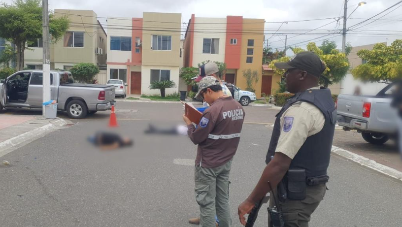 La Policía Nacional investiga el sicariato múltiple ocurrido en una urbanización privada cerca de Guayaquil.
