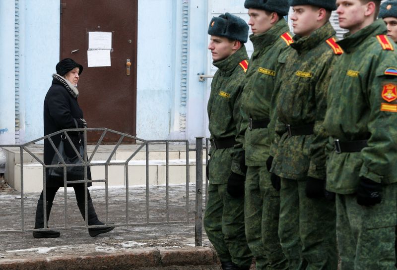Imagen de archivo de una mujer caminando frente a cadetes de la autoproclamada República Popular de Donetsk en la ciudad bajo control rebelde (REUTERS/Alexander Ermochenko)