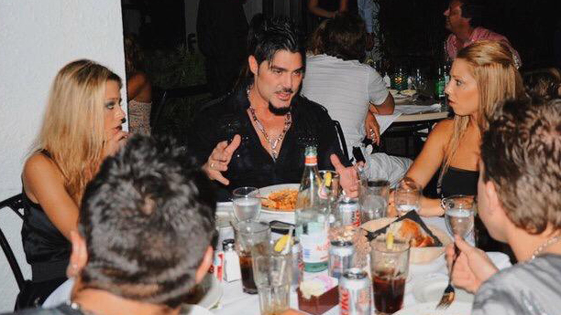 Ayelén Fernández (a la izquierda) en una cena con Ricardo Fort