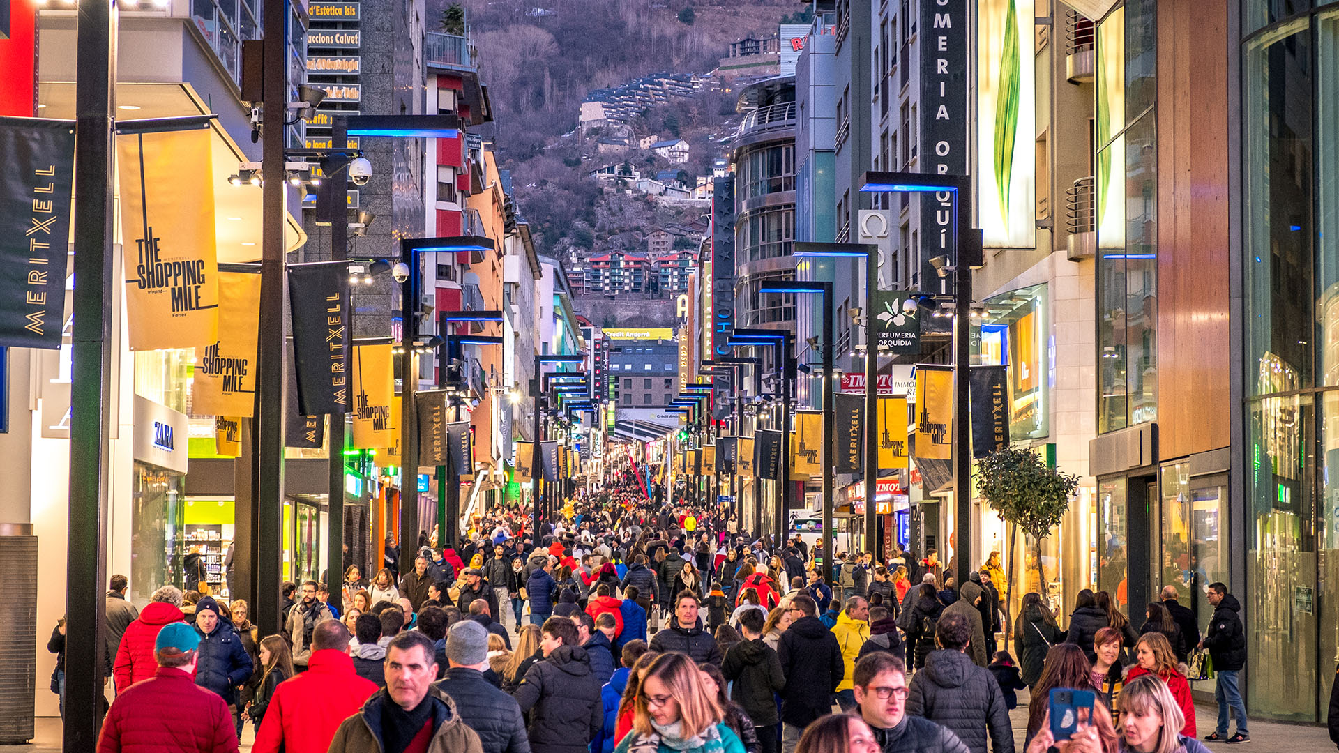 Una multitud de turistas pasean por el centro de Andorra la Vieja. (Getty)
