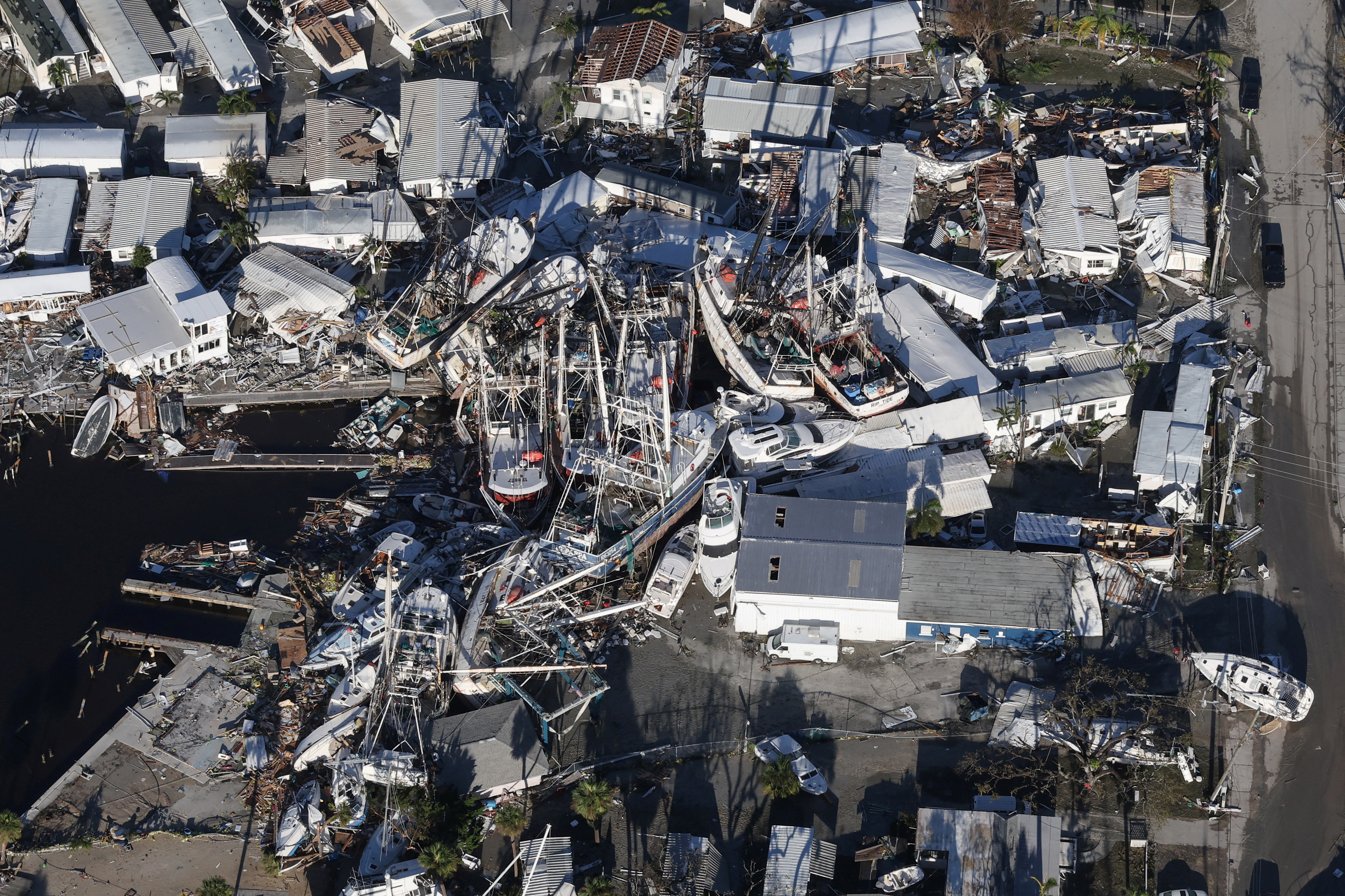 Vista aérea de los botes y las propiedades dañadas en el área de Ft Myers, tras el paso del huracán 