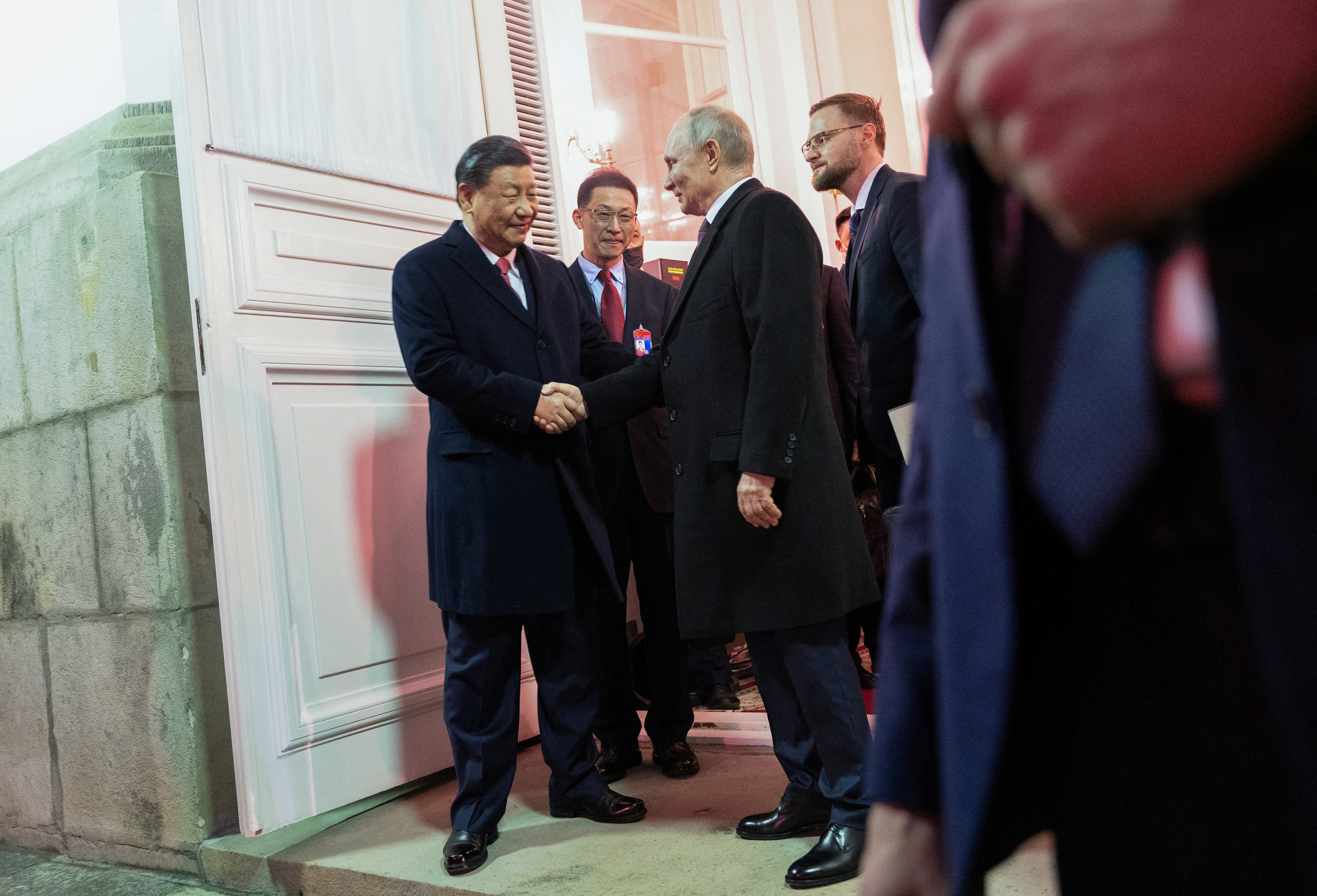 El presidente ruso, Vladímir Putin, se despide del presidente chino, Xi Jinping, tras una recepción en honor de la visita del líder chino a Moscú (Sputnik/Pavel Byrkin/Kremlin via REUTERS)