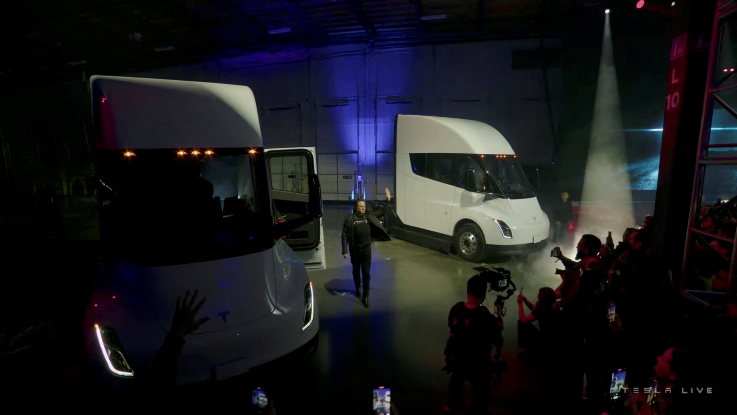 Elon Musk entrando al evento que se realizó en la Giga factorías de la marca en Nevada, donde se realizó la entrega de los primeros camiones eléctricos