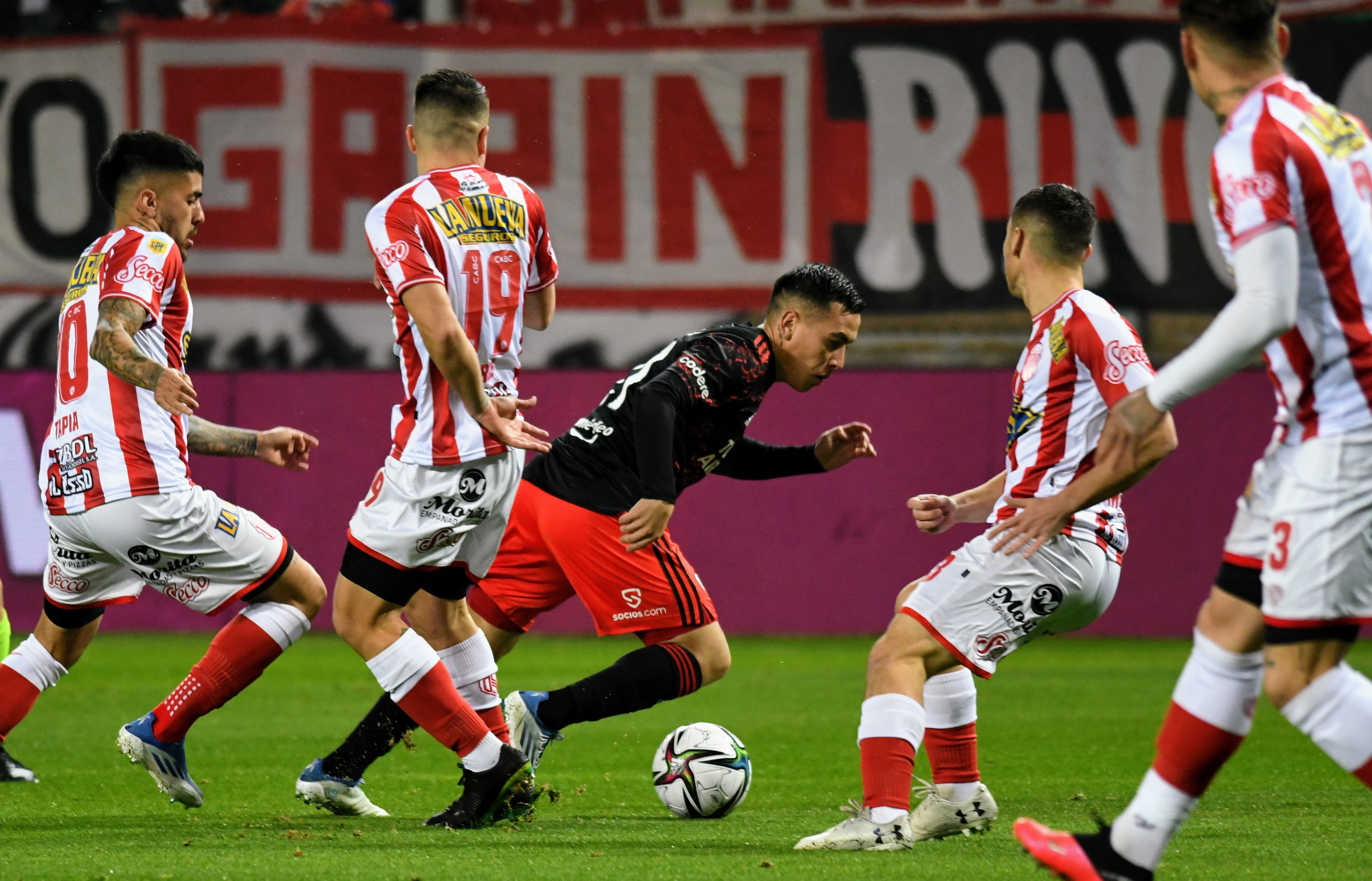 Cuatro jugadores de Barracas contra uno de River. Una postal del partido