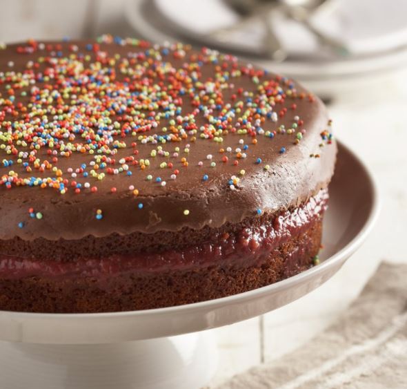 Pastel o torta de chocolate decorado con grajeas de colores. (Foto: Captura)