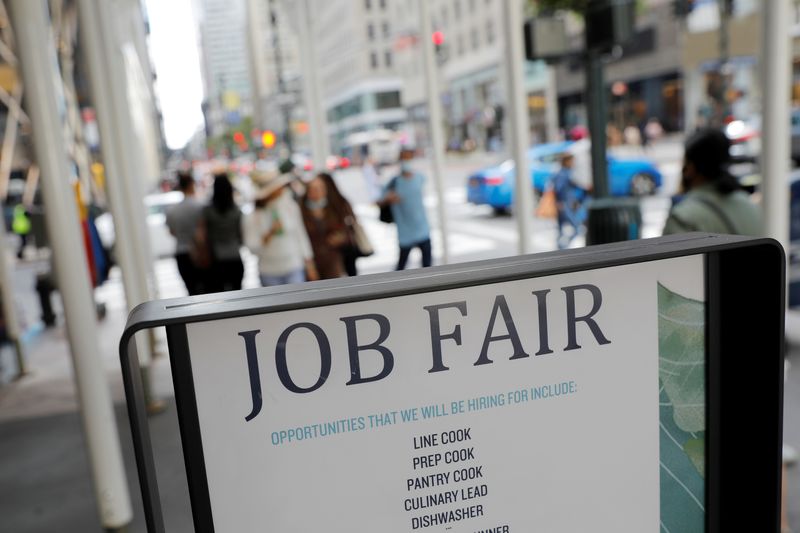 FOTO DE ARCHIVO: Imagen de un letrero de una feria de empleo en la 5ª Avenida en Manhattan, Nueva York