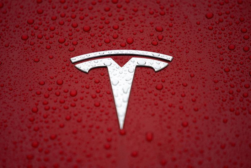 FOTO ARCHIVO: Un logotipo de Tesla en Tesla Shanghái Gigafactory en Shanghái, China 7 de enero de 2019. REUTERS/Aly Song/Foto de archivo