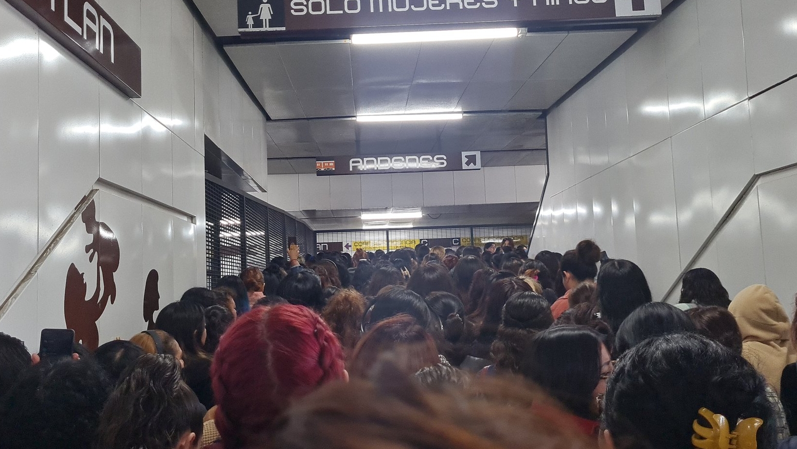 Caos En En Línea 9 Del Metro Usuarios Reportaron Marcha Lenta Y Colapso Del Servicio Infobae 5945