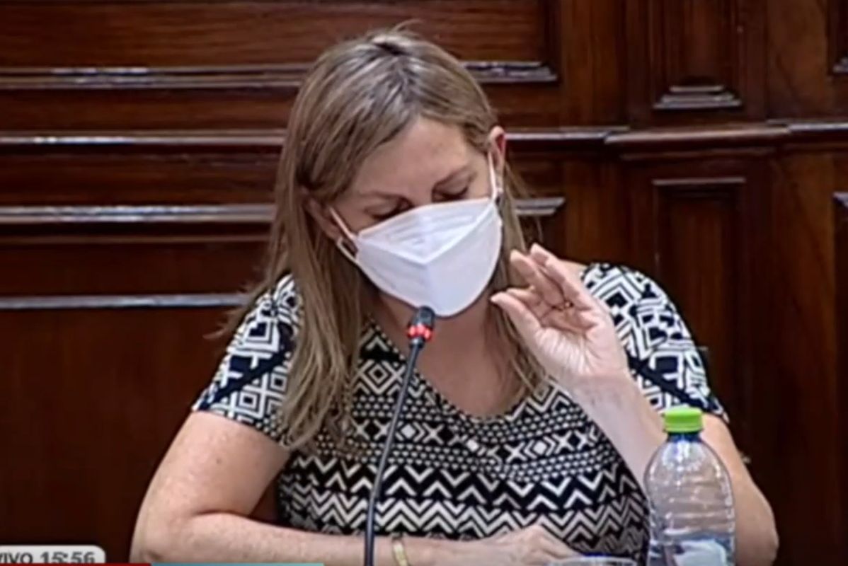 María del Carmen Alva en encendido diálogo con alcaldesa de Ocoña.