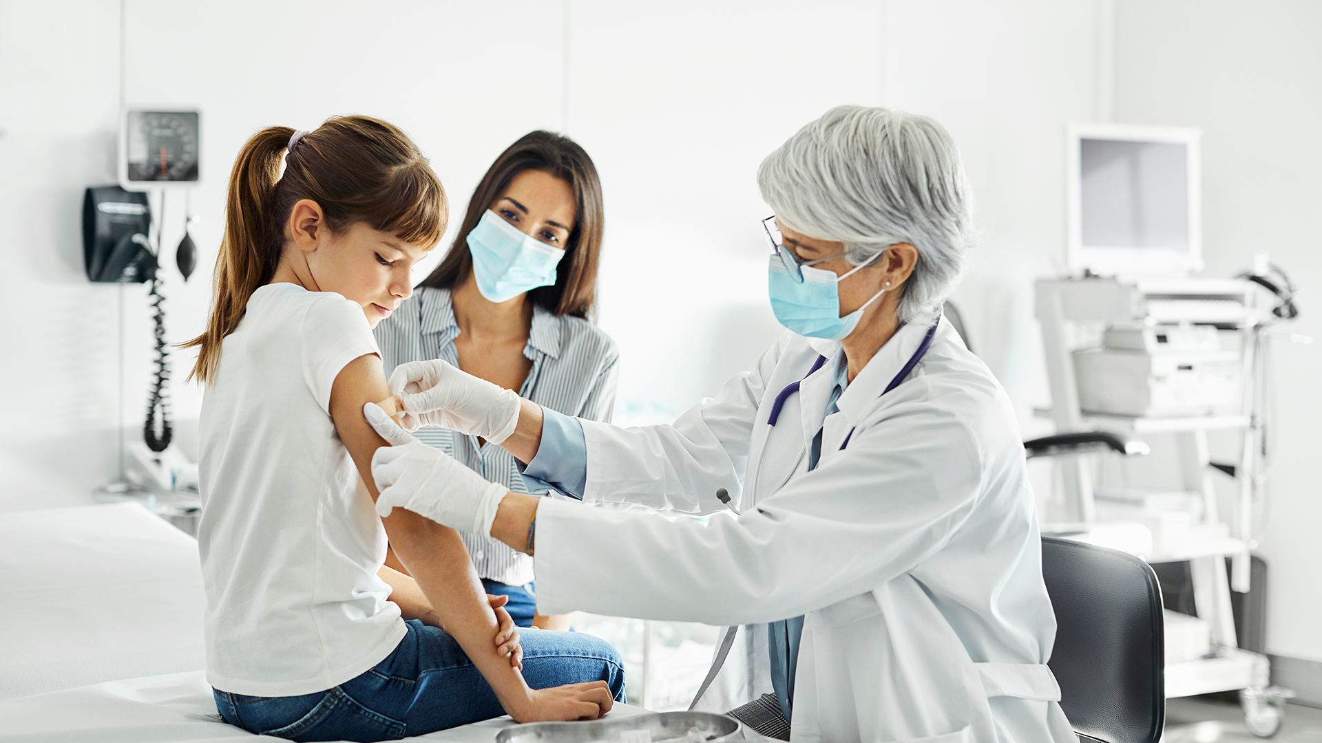 La vacuna para pediátricos contra el nuevo coronavirus de Pfizer-BioNTech es la única que hasta el momento cuenta con la autorización de emergencia para ser aplicada en adolescentes de entre 12 y 17 años de la FDA y la Agencia Europea de Medicamentos (EMA por sus siglas en inglés).  

