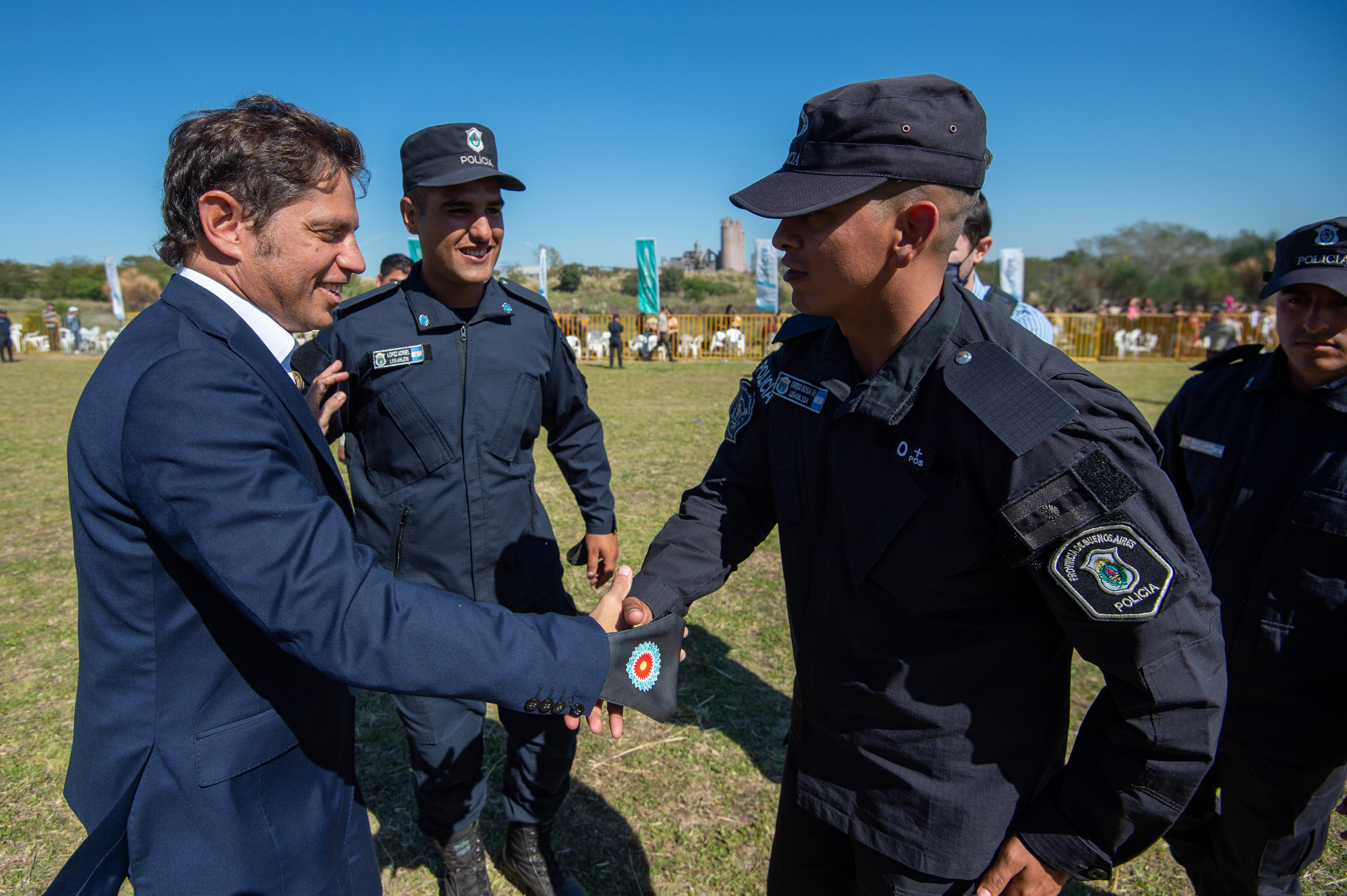 Axel Kicillof saluda a un agente en un acto con fuerzas de seguridad