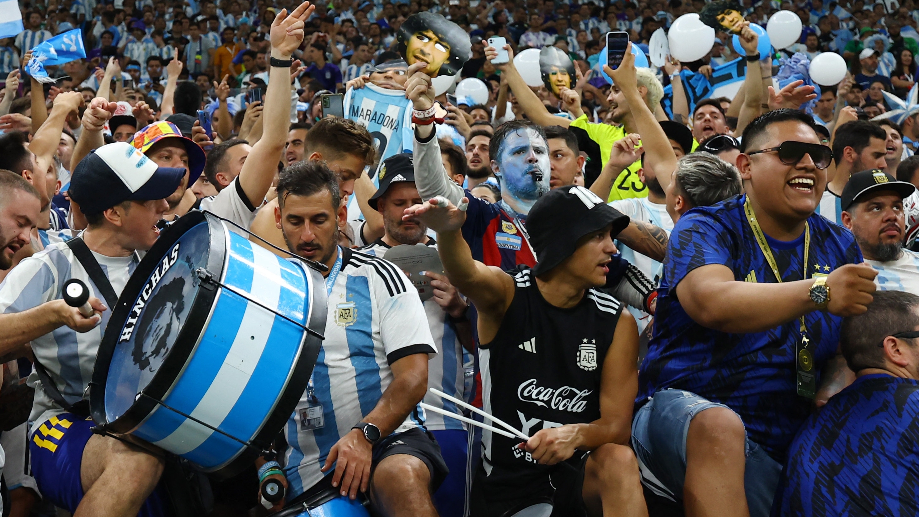Cu&aacute;les son las barras que buscan dominar la tribuna de la selecci&oacute;n argentina en el Mundial: los nombres prohibidos