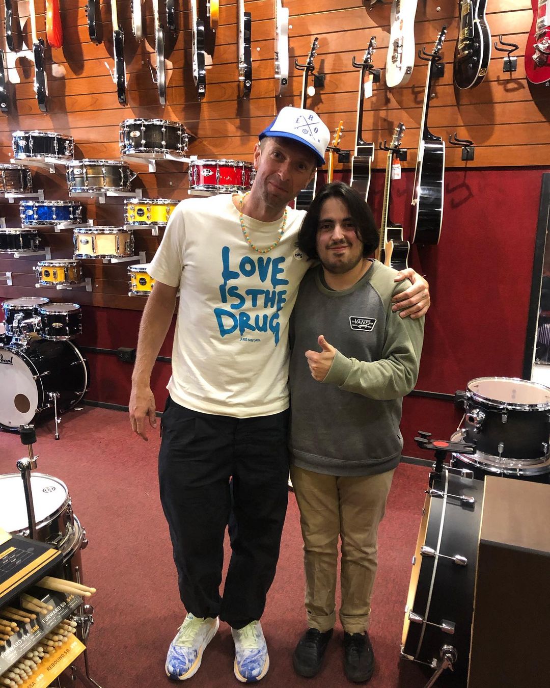 Chris Martin visitó  una tienda de música en la calle Talcahuano (Crédito fotos y videos Twitter: @emilianonievas4 /Instagram: @samubaez1)