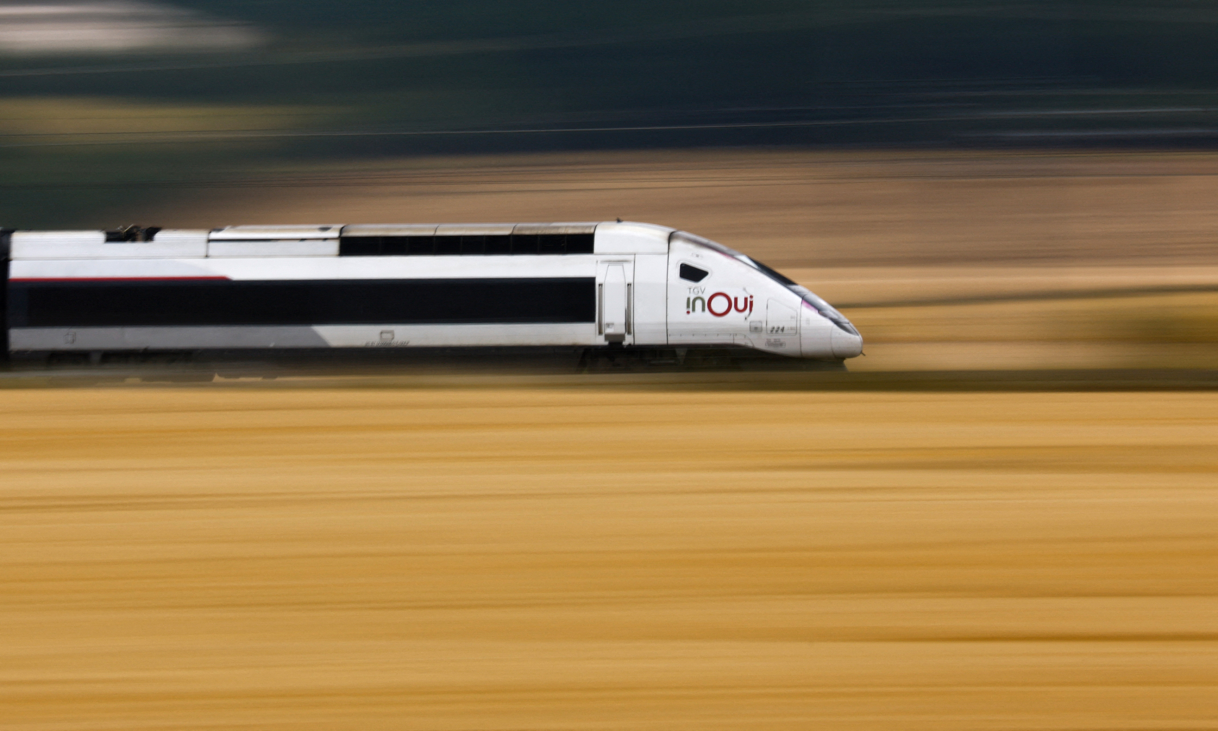 Un tren de alta velocidad TGV InOui operado por la compañía ferroviaria estatal SNCF acelera en la vía férrea LGV Nord a las afueras de Rully, cerca de París, Francia, 26 de julio de 2022 (REUTERS)