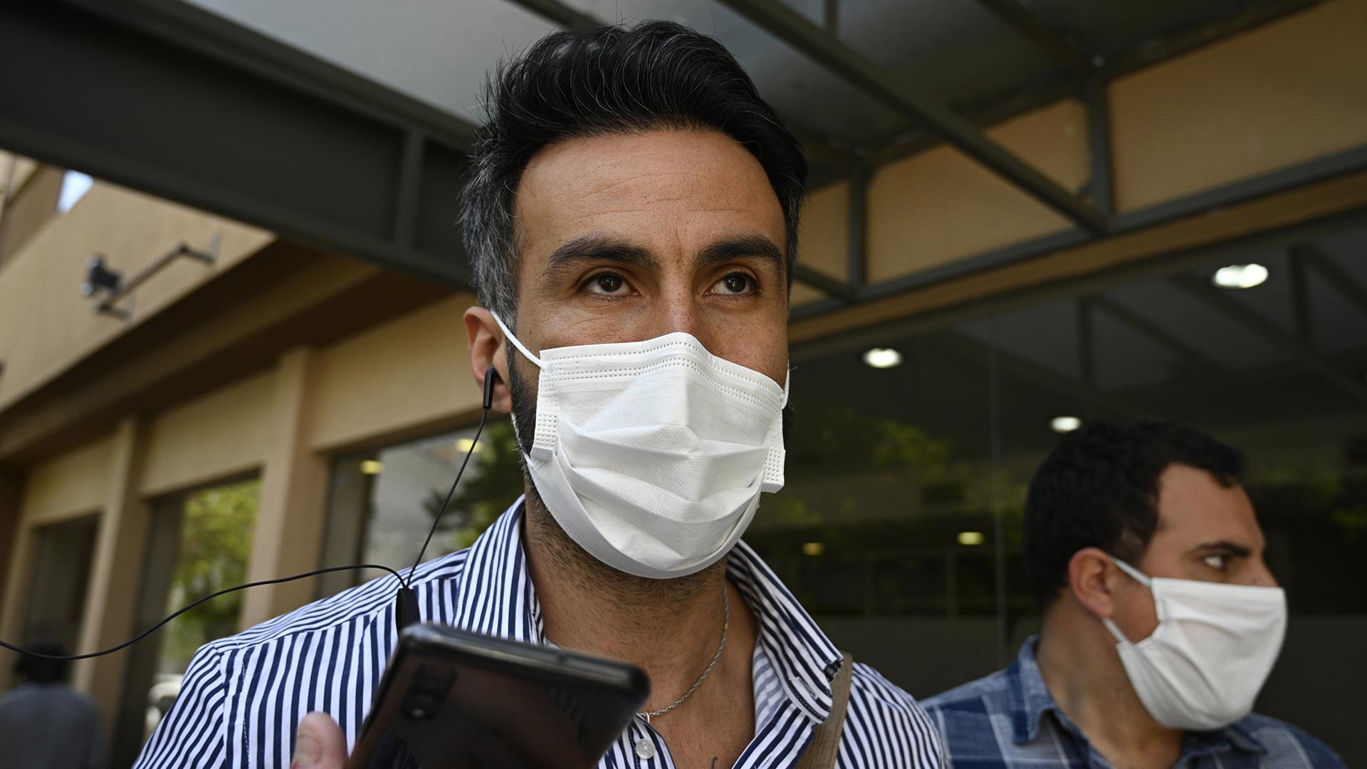 El doctor Leopoldo Luque brindó el segundo parte médico el martes por la mañana y afirmó que la intención es que Diego se quede allí hasta el miércoles (AFP)