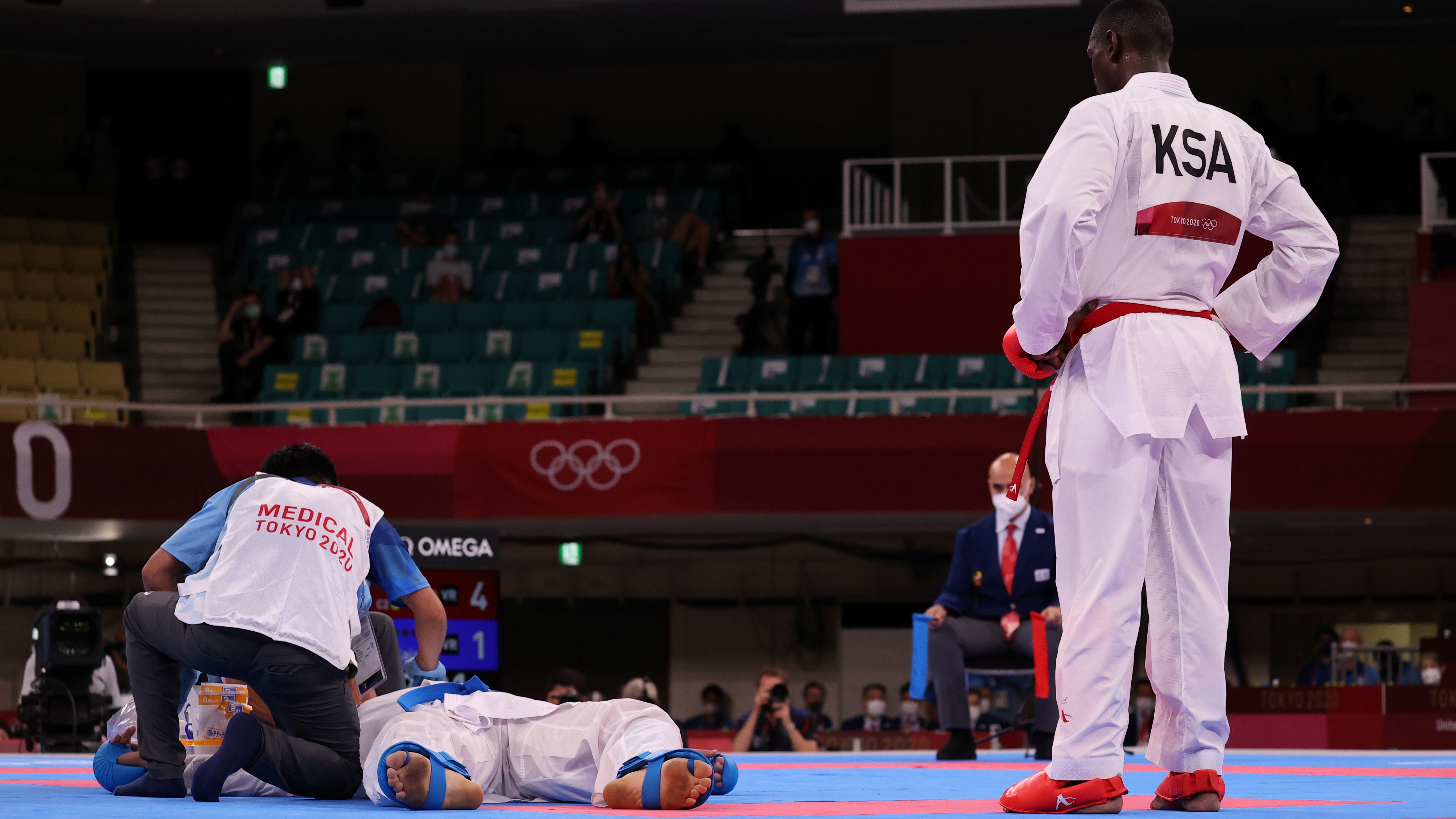 Quedó noqueado por una patada pero descalificaron a su rival y ganó la medalla de oro: la increíble final en el karate de los Juegos Olímpicos de Tokio
