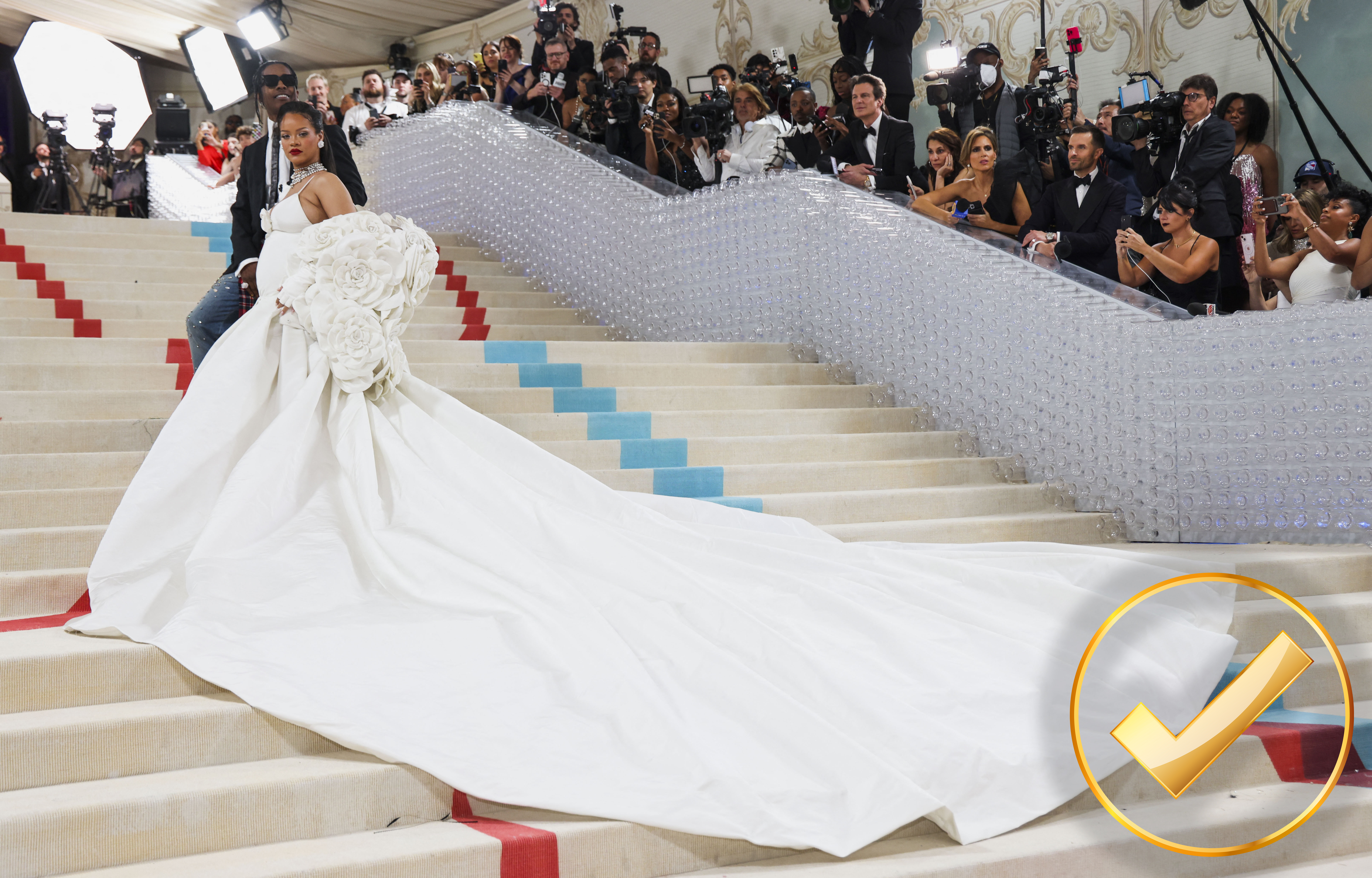 Rihanna lució un vestido de alta costura personalizado de Valentino, realizado con una capa de seda adornada con más de 30 camelias de tela de 500 pétalos cada una 

