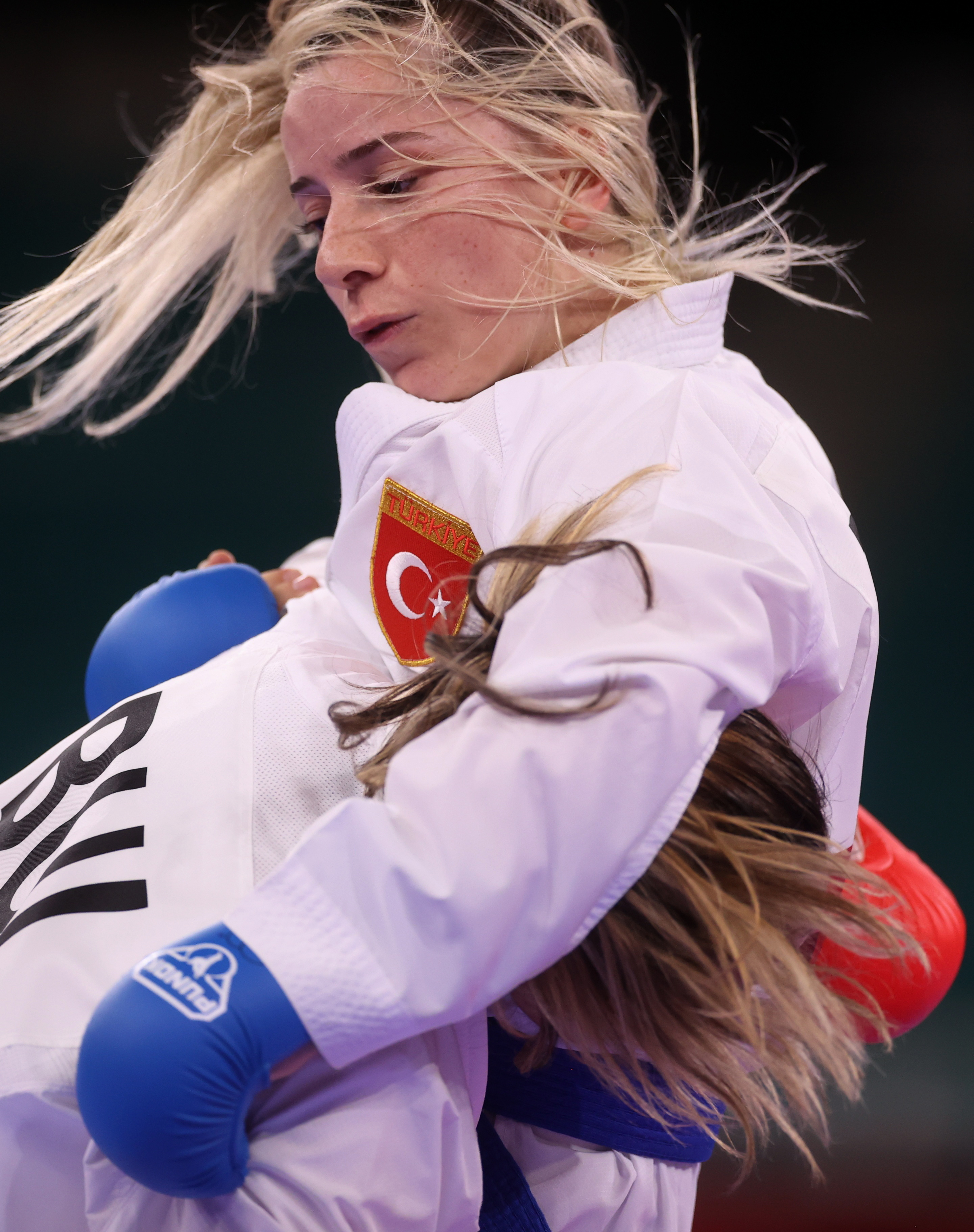 Ivet Goranova de Bulgaria contra Serap Ozcelik de Turquía, en la catagoría de los 55 kilos en karate.