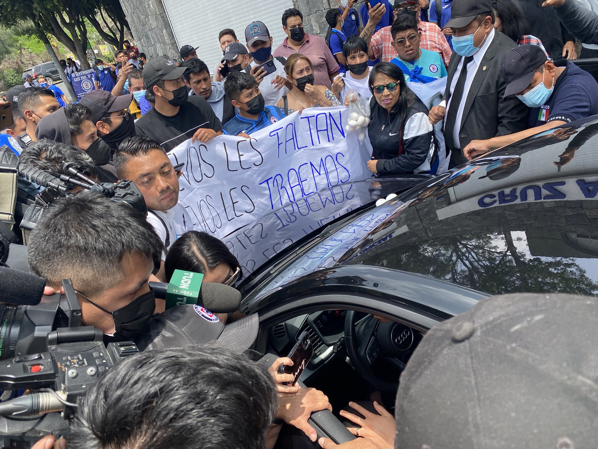 Así fueron los reclamos de la afición de Cruz Azul en La Noria - Infobae