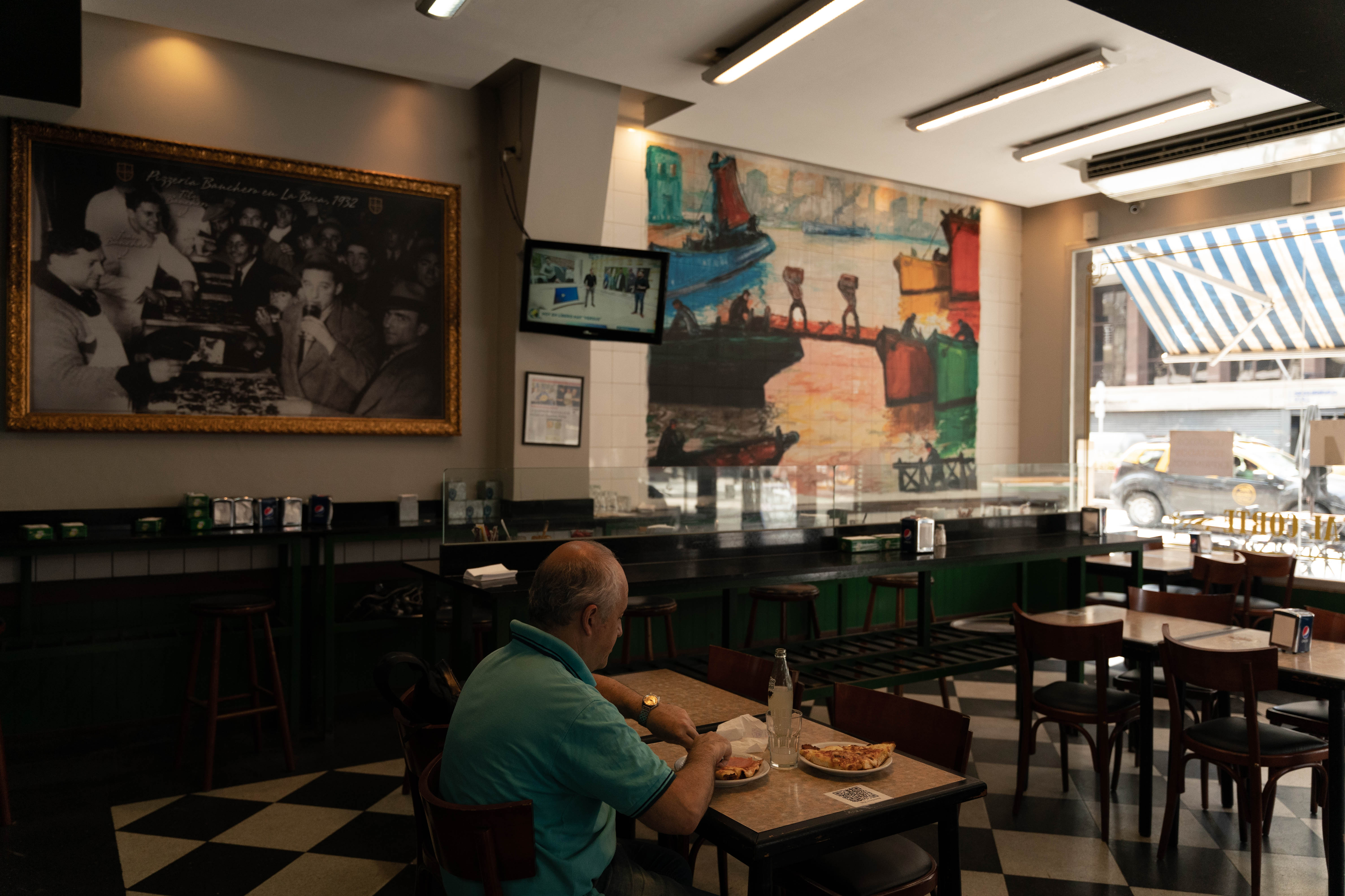 El salón de Banchero, sucursal de Montevideo. Hoy funciona casi exclusivamente con pizzas y empanadas porque no están ofreciendo menú ejecutivo. (Foto: Franco Fafasuli)