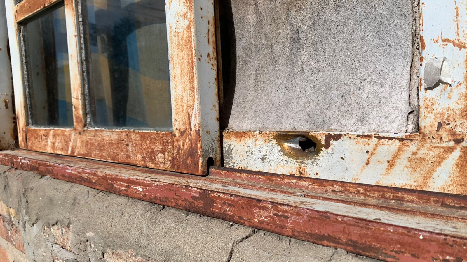 Los rastros de las balas en ventanas y paredes. 
