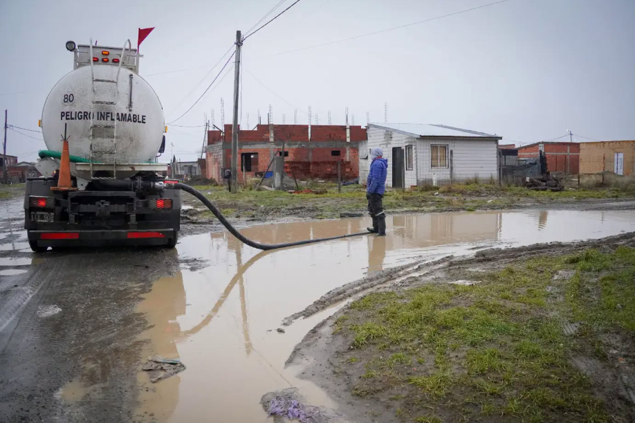 Con lluvia y nieve, un temporal provoc&oacute; inundaciones y la suspensi&oacute;n de clases en varias ciudades de la Patagonia
