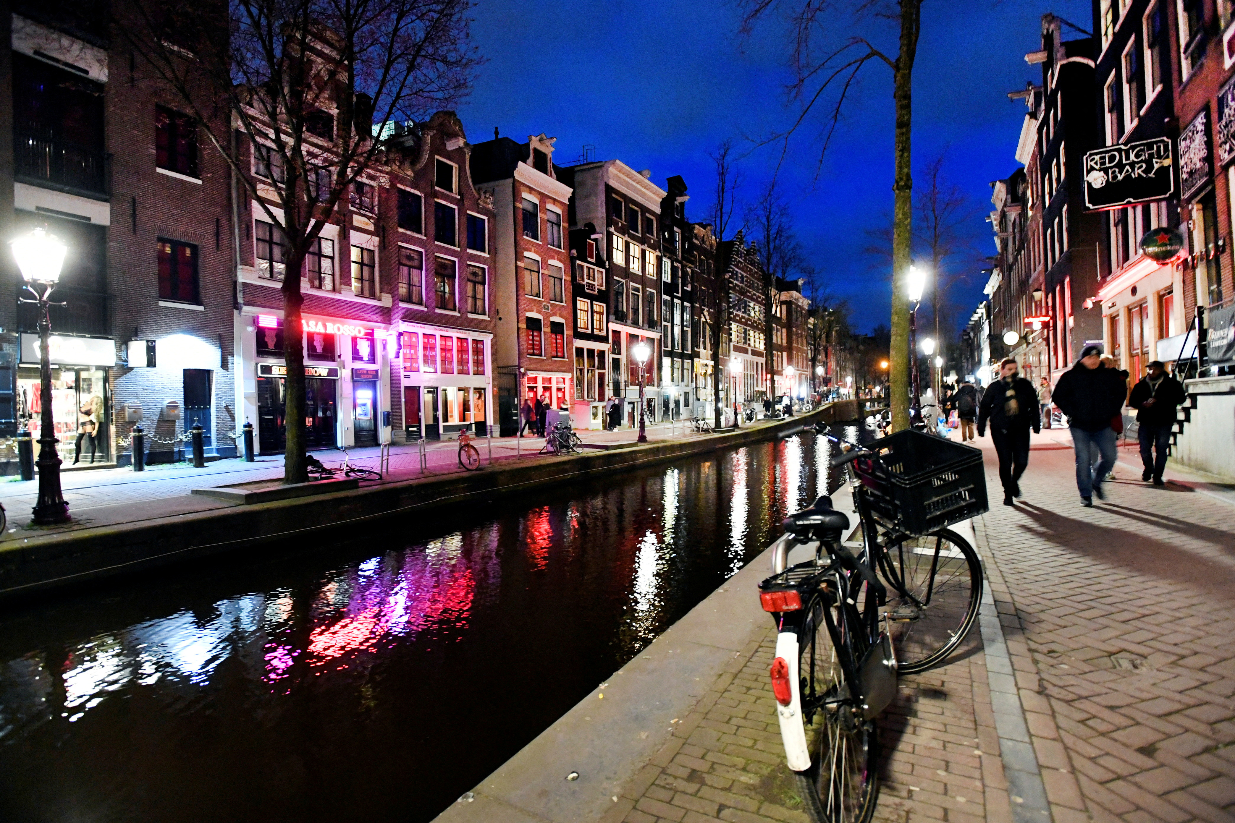“Stay Away”: la nueva campaña con la que Ámsterdam busca evitar el turismo alborotador e irresponsable (REUTERS)