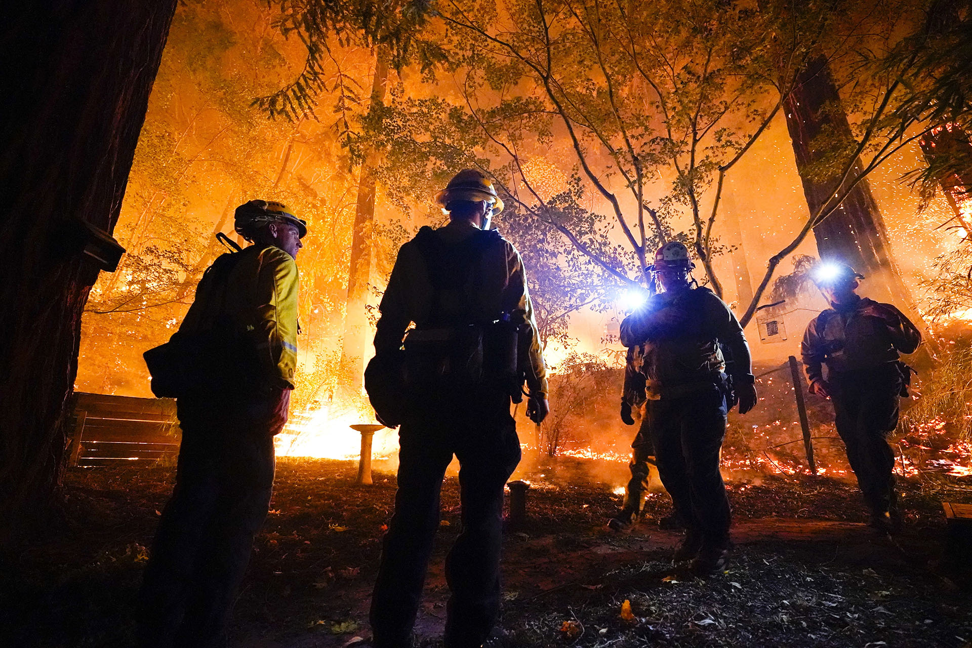Los bomberos trabajan día y noche (AP/Marcio Jose Sanchez)