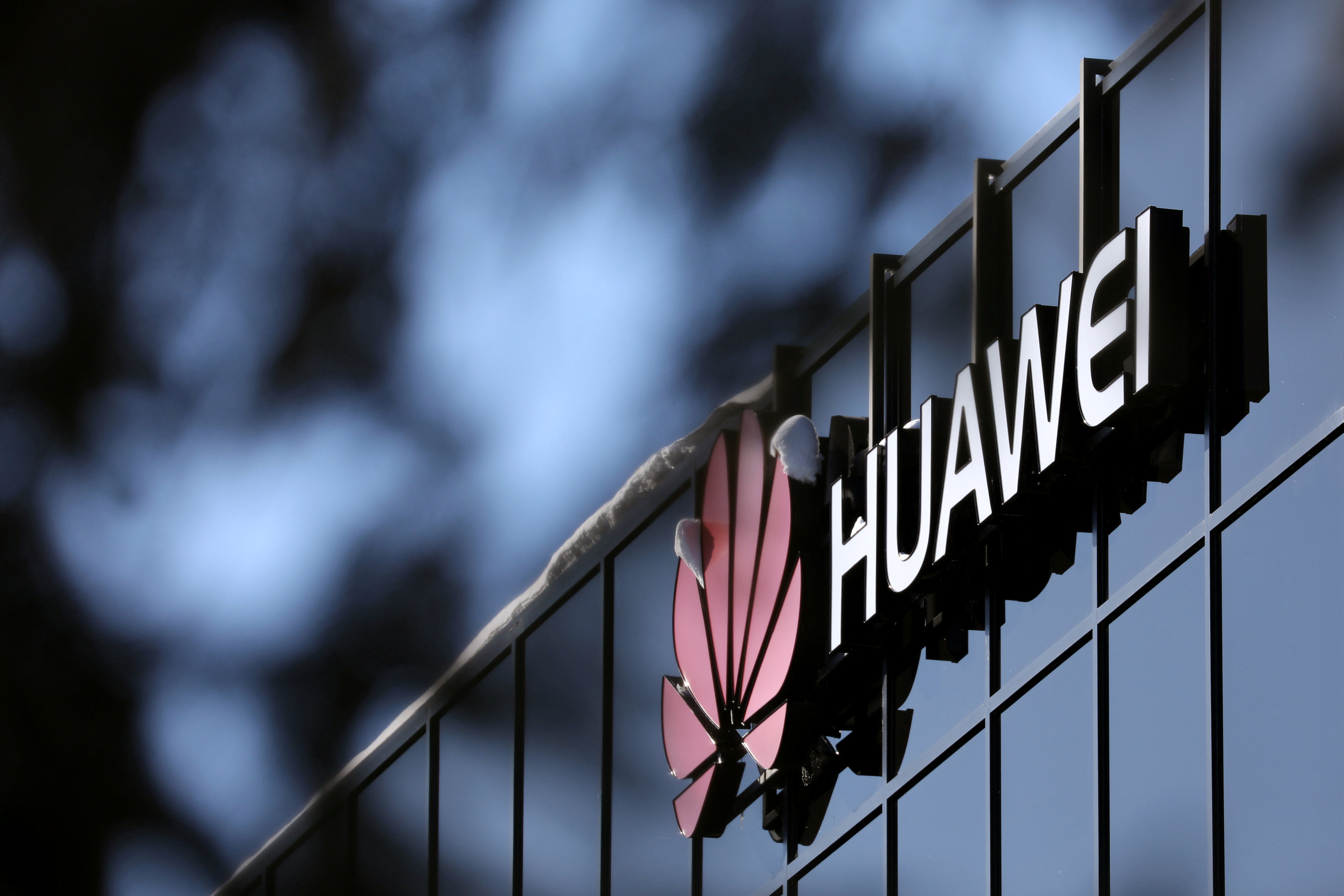 El logo de Huawei fuera de la compañía en Ottawa, Ontario, Canada (REUTERS/Chris Wattie)