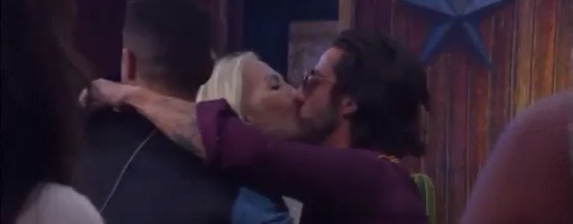A few days ago Laura and "Potro" they kissed (YouTube screenshot: Celebrity Home Reclaimed @ LaComadritaOf2)
