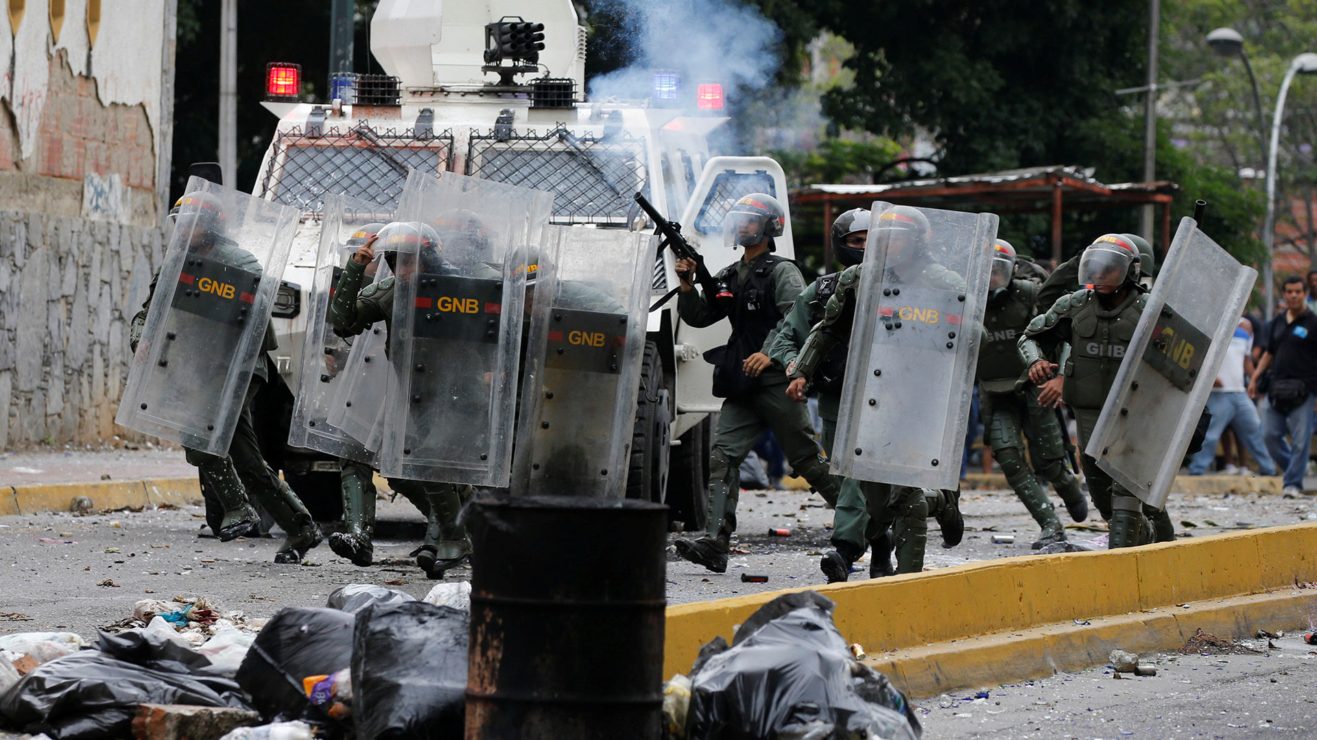 Represión en una protesta en Venezuela en 2017 (REUTERS/Carlos Garcia Rawlins)