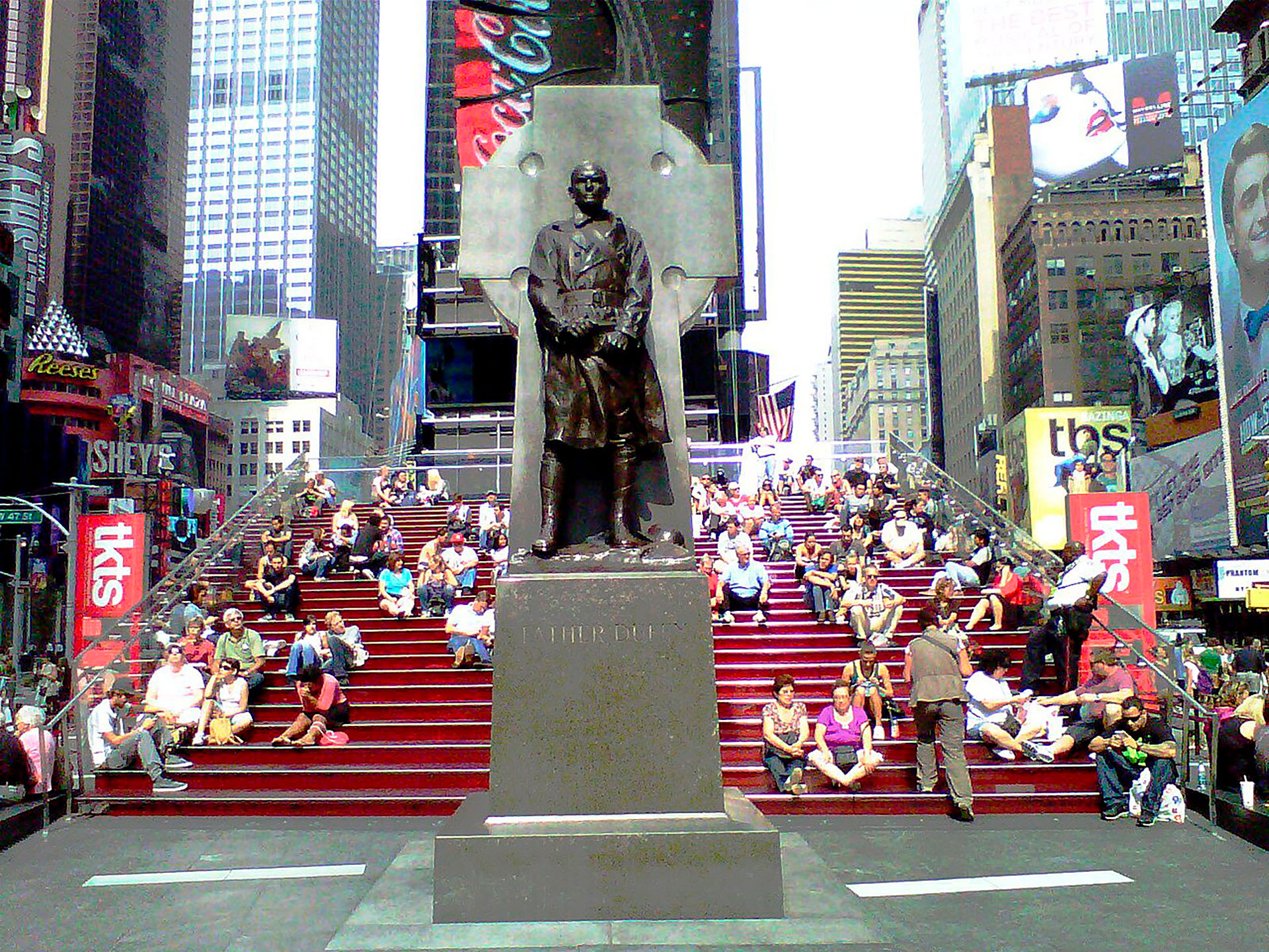 La estatua del padre Francis D. Duffy, en uno de los sitios más emblemáticos de Manhattan, Nueva York