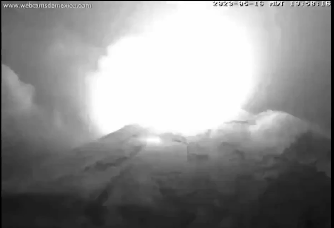 Así se vio la explosión del volcán Popocatépetl la noche del 16 de mayo (Twitter/ @webcamsdemexico)
